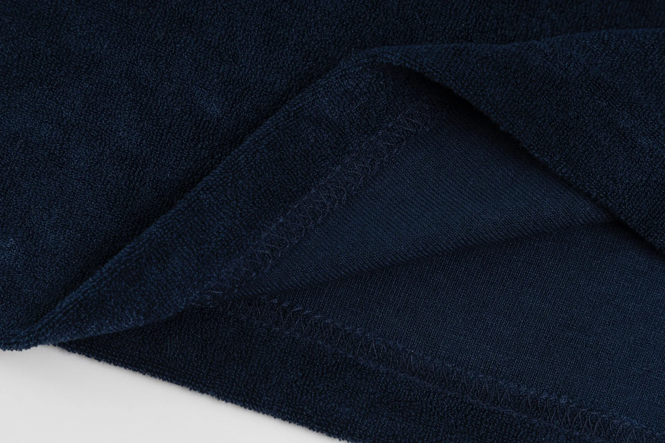 🅿️270 [Exclusive supply] CD letter slogan towel short sleeves (blue) This T-shirt is a new product of the 2025 autumn men's wear series to pay tribute to the heritage. Crafted from cotton terry fabrication, it's enhanced with a classic logo on the chest. The classic style pairs easily with any jeans or shorts from the collection. The fabric is made of pure combed cotton, which enhances resilience and fit; it has a three-dimensional coil structure on the surface, making it soft and moisture-absorbent. The fluffy coils on the outer layer provide breathability, and the inner layer is smooth and delicate; the texture of the terry fabric is used to simulate the touch of a towel. Add exquisite details to soft fabrics through embroidery to enhance the sense of luxury; the needle-stitch embroidery process has unique style and characteristics. The number of times the stitches are repeated highlights the layering and delicacy. Needle embroidery can achieve very fine details, and the work has a strong sense of line and three-dimensionality. Size:XS.S.M.L