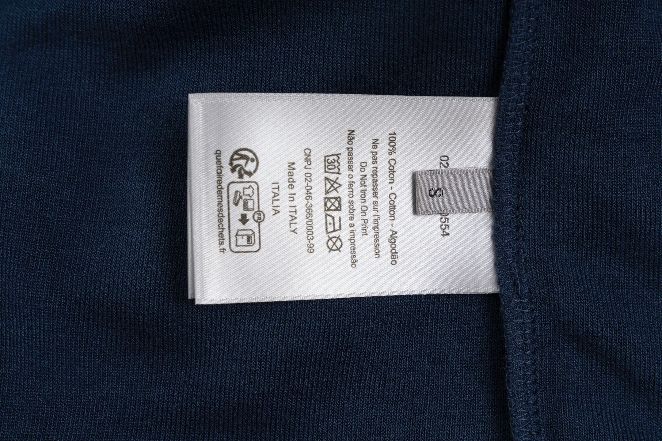 🅿️270 [Exclusive supply] CD letter slogan towel short sleeves (blue) This T-shirt is a new product of the 2025 autumn men's wear series to pay tribute to the heritage. Crafted from cotton terry fabrication, it's enhanced with a classic logo on the chest. The classic style pairs easily with any jeans or shorts from the collection. The fabric is made of pure combed cotton, which enhances resilience and fit; it has a three-dimensional coil structure on the surface, making it soft and moisture-absorbent. The fluffy coils on the outer layer provide breathability, and the inner layer is smooth and delicate; the texture of the terry fabric is used to simulate the touch of a towel. Add exquisite details to soft fabrics through embroidery to enhance the sense of luxury; the needle-stitch embroidery process has unique style and characteristics. The number of times the stitches are repeated highlights the layering and delicacy. Needle embroidery can achieve very fine details, and the work has a strong sense of line and three-dimensionality. Size:XS.S.M.L