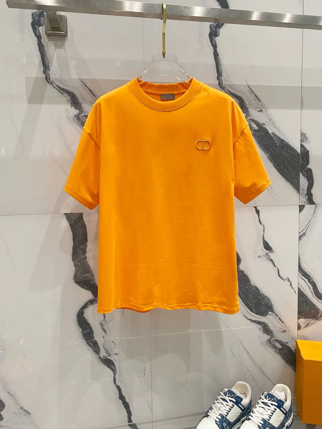 🅿️180 DIOR 260g round neck short-sleeved T-shirt, simple CD small label LOGO letters embroidered logo, official synchronization, high version, high quality, fashionable personality, versatile trend, pure original quality, original fabric, tag, collar label, washed wheat, three labels complete, color: black, white, rose red, orange, khaki. Size: XS-L