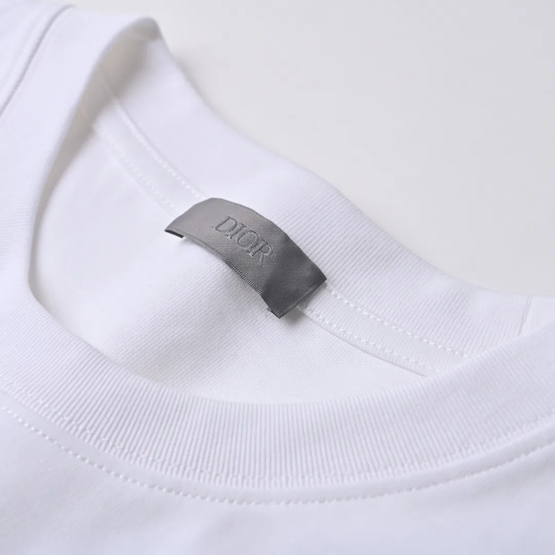 🅿️330 DIOR CD embroidered monogram short-sleeved T-shirt. The original version was purchased from Taikoo Hui for 7400. The original version is customized with 270g cotton fabric, haze blue, apricot dyeing, and the thread dyeing is the same as the original version. The graphic design reinterprets the classic logo. Contrasting logo patch at chest. The imported machine embroidery process makes the letter logo show a delicate and exquisite effect, enhancing the decorative effect. Use an embroidery machine to embroider the designed letter logo onto the patch. Color: black, haze blue, apricot, white Size: S-L