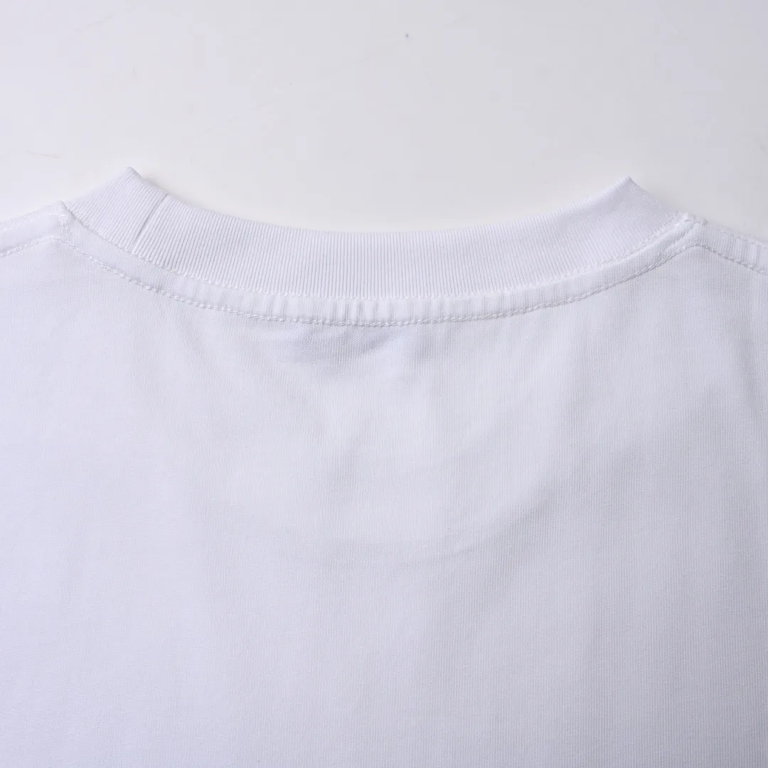 🅿️330 DIOR CD embroidered monogram short-sleeved T-shirt. The original version was purchased from Taikoo Hui for 7400. The original version is customized with 270g cotton fabric, haze blue, apricot dyeing, and the thread dyeing is the same as the original version. The graphic design reinterprets the classic logo. Contrasting logo patch at chest. The imported machine embroidery process makes the letter logo show a delicate and exquisite effect, enhancing the decorative effect. Use an embroidery machine to embroider the designed letter logo onto the patch. Color: black, haze blue, apricot, white Size: S-L