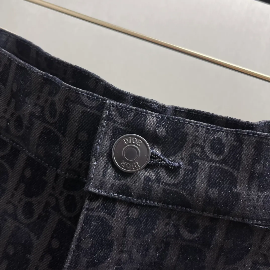 🅿️490 🧧CD Fully Printed Year of the Snake Embroidered Shorts Size: S-XL Dio* brand shorts are overall dark blue and covered with the classic "CD" presbyopia pattern, which is highly recognizable for the brand. There is a Dior brand tag hanging on the front, and a bright "Dio*" embroidered logo on the back pocket, adding to the fashion sense. The style is simple and the pocket design is practical, suitable for daily casual wear.
