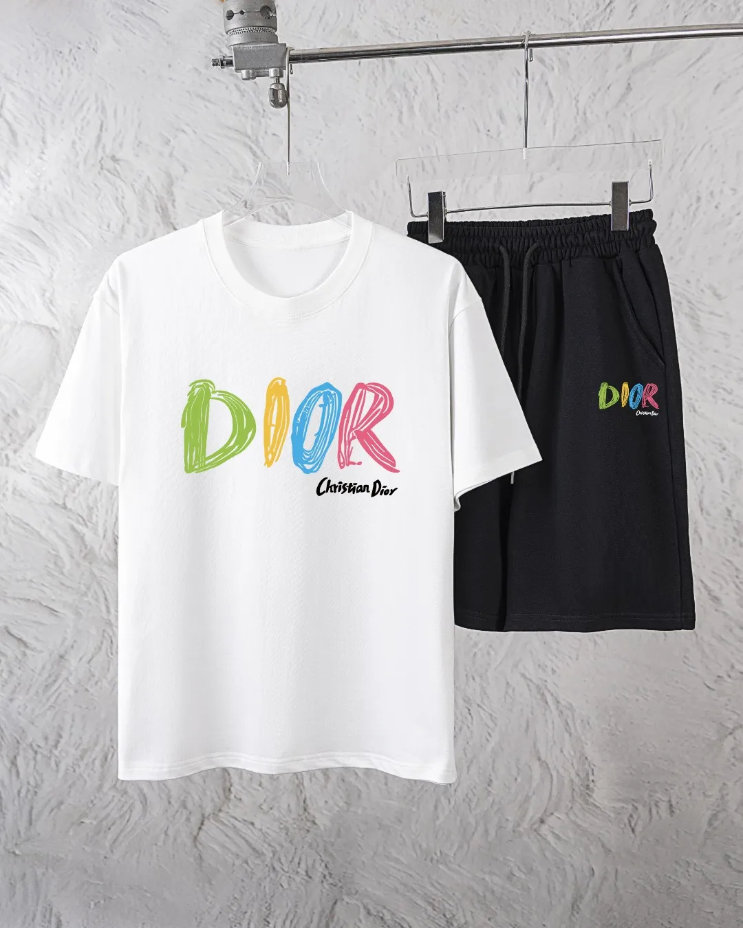 🅿️300 Dior Exclusively provides new trendy men’s fashionable round neck short-sleeved shorts suits, trendy and fashionable casual short-sleeved suits! It has high breathability and comfort, impeccable details, and brand element design concept, reflecting high quality. It presents a casual cut and the upper body shape is great! Material: 260g double yarn pure cotton short sleeves + 360g pure cotton terry shorts Size: S-XXL 🔥 (please state your height and weight when placing an order)