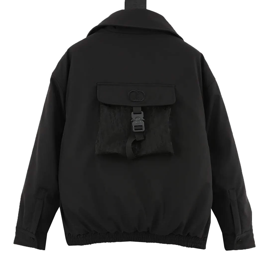 🅿️570 DIOR/Dior’s new old-style back pocket cotton jacket. This short jacket displays the heart logo this season, highlighting the dir brand initials with geometric pattern charm and romantic style. Crafted from cotton, it features a flapless stash pocket and a ribbed finish. It has a fashionable aesthetic and can be easily matched with all kinds of casual clothing to create a sophisticated look. Featuring heart embroidered wide collar with two-way zip closure on the front and dir-engraved zipper pulls without flaps. Stash pockets. Ribbed hem and cuffs lined with dir signature. size：XS-L