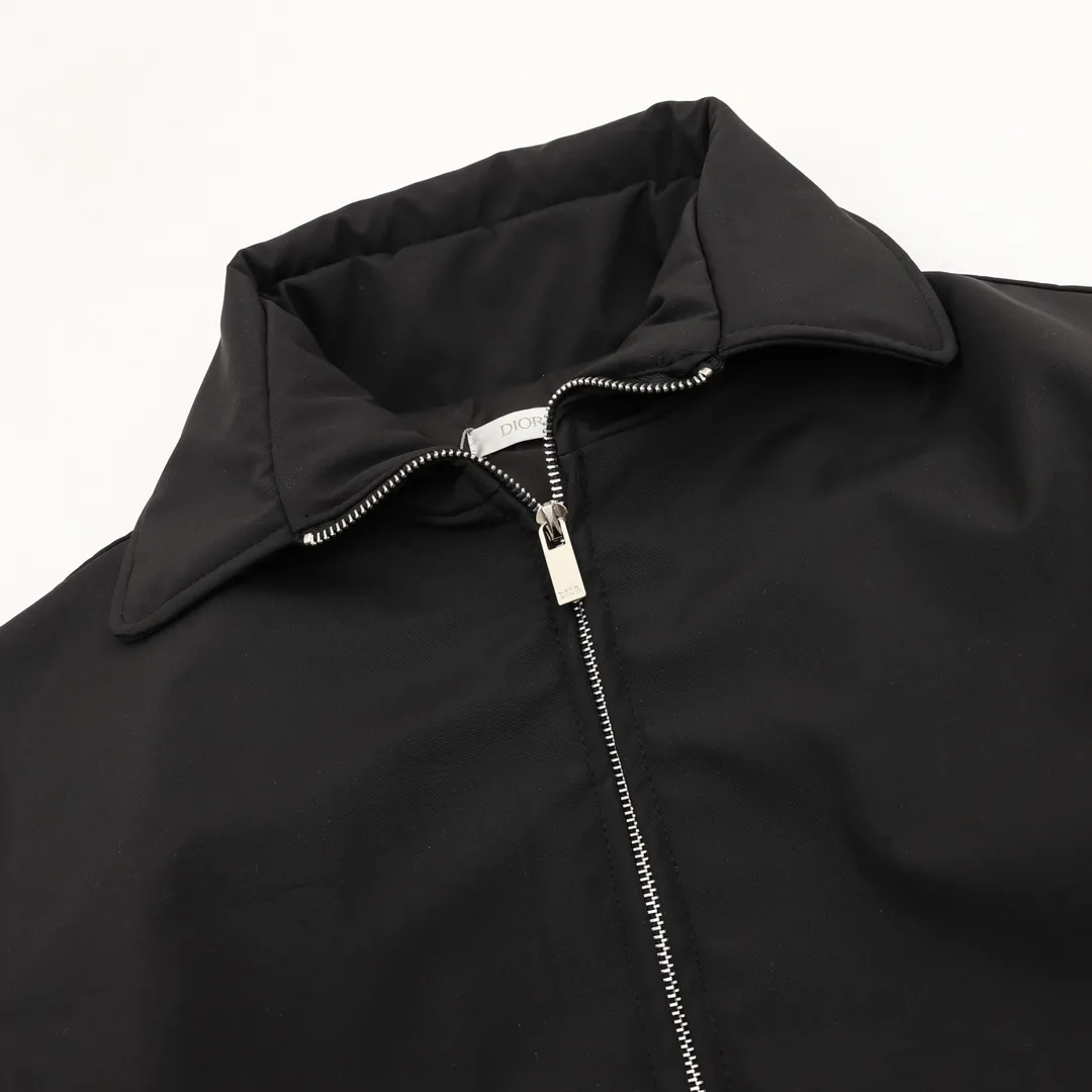 🅿️570 DIOR/Dior’s new old-style back pocket cotton jacket. This short jacket displays the heart logo this season, highlighting the dir brand initials with geometric pattern charm and romantic style. Crafted from cotton, it features a flapless stash pocket and a ribbed finish. It has a fashionable aesthetic and can be easily matched with all kinds of casual clothing to create a sophisticated look. Featuring heart embroidered wide collar with two-way zip closure on the front and dir-engraved zipper pulls without flaps. Stash pockets. Ribbed hem and cuffs lined with dir signature. size：XS-L