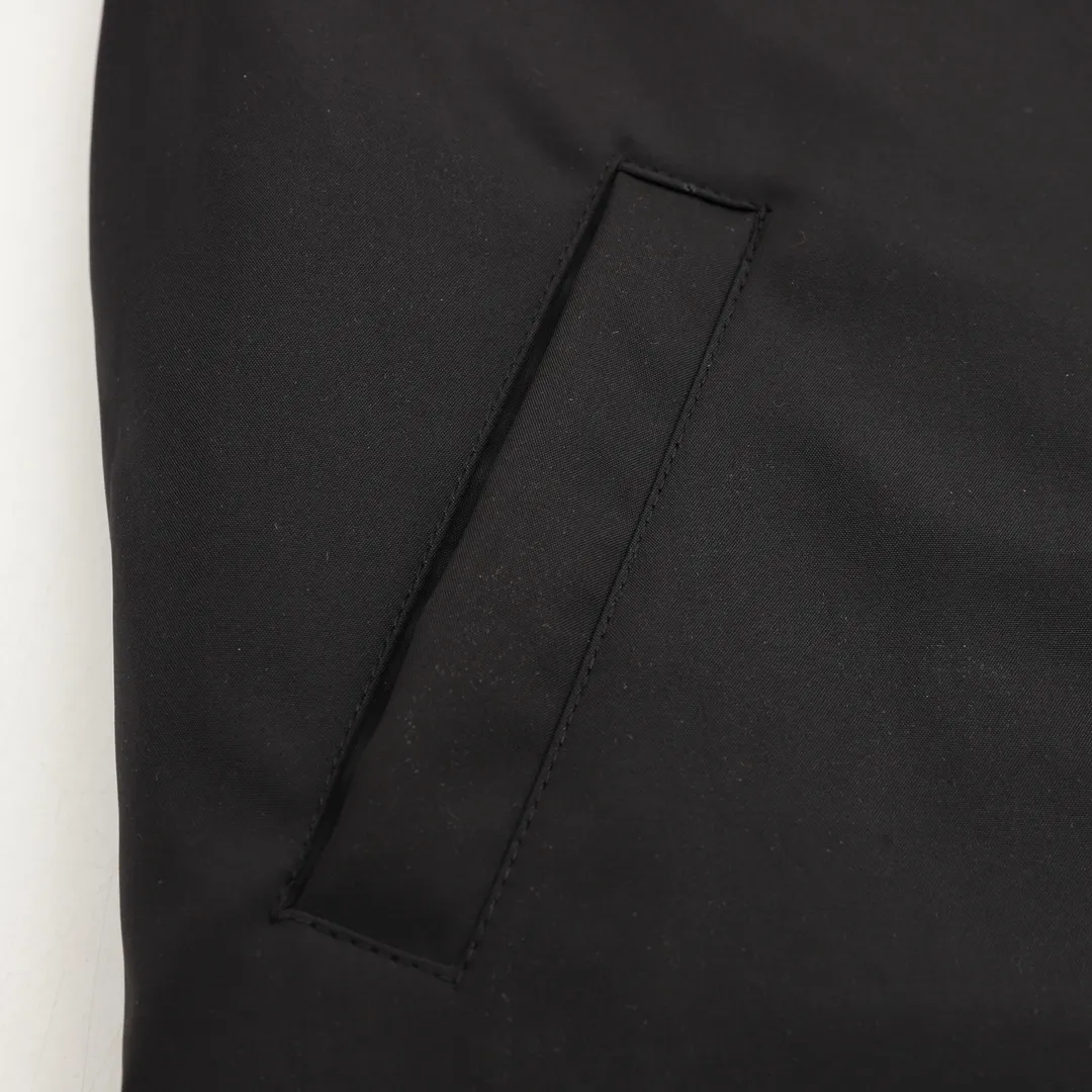🅿️570 DIOR/Dior’s new old-style back pocket cotton jacket. This short jacket displays the heart logo this season, highlighting the dir brand initials with geometric pattern charm and romantic style. Crafted from cotton, it features a flapless stash pocket and a ribbed finish. It has a fashionable aesthetic and can be easily matched with all kinds of casual clothing to create a sophisticated look. Featuring heart embroidered wide collar with two-way zip closure on the front and dir-engraved zipper pulls without flaps. Stash pockets. Ribbed hem and cuffs lined with dir signature. size：XS-L