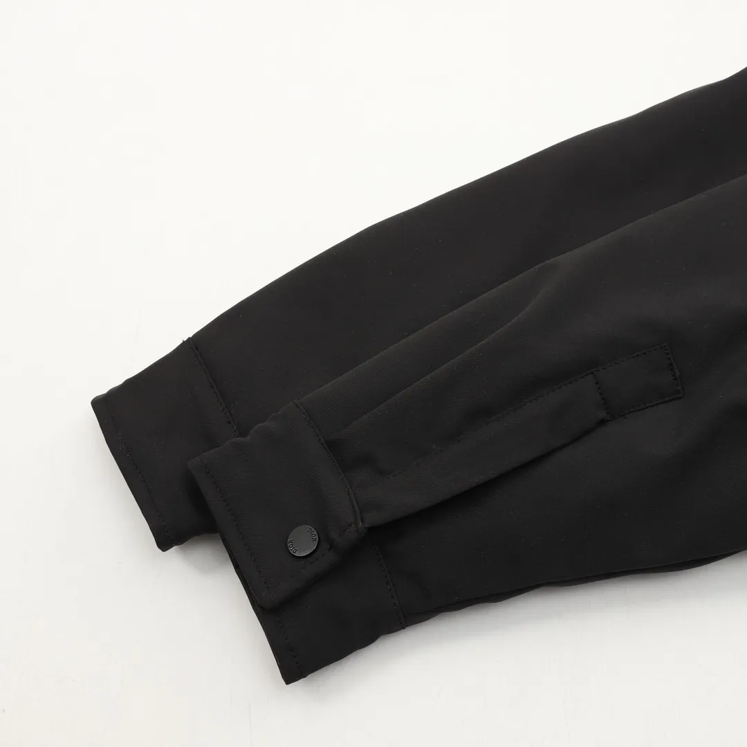 🅿️570 DIOR/Dior’s new old-style back pocket cotton jacket. This short jacket displays the heart logo this season, highlighting the dir brand initials with geometric pattern charm and romantic style. Crafted from cotton, it features a flapless stash pocket and a ribbed finish. It has a fashionable aesthetic and can be easily matched with all kinds of casual clothing to create a sophisticated look. Featuring heart embroidered wide collar with two-way zip closure on the front and dir-engraved zipper pulls without flaps. Stash pockets. Ribbed hem and cuffs lined with dir signature. size：XS-L