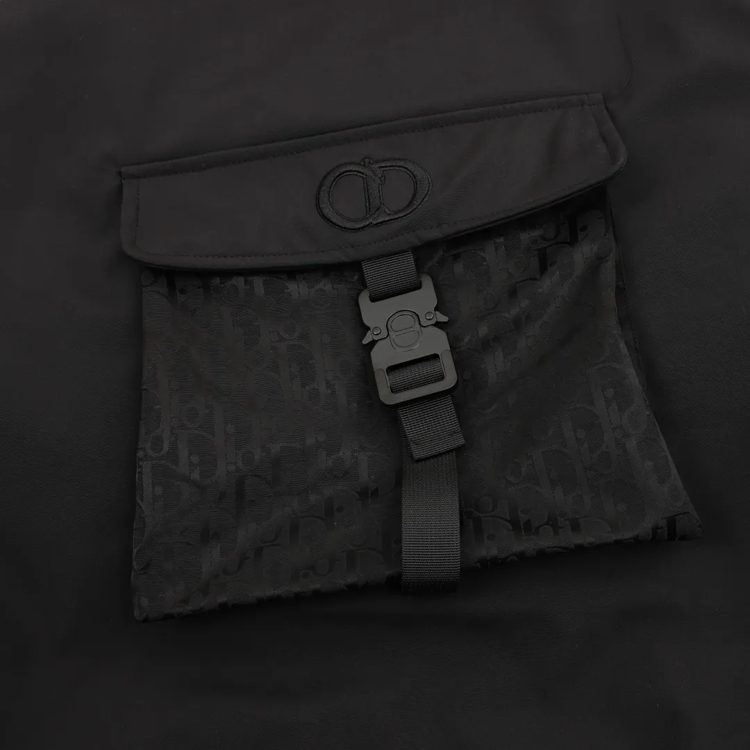 🅿️570 DIOR/Dior’s new old-style back pocket cotton jacket. This short jacket displays the heart logo this season, highlighting the dir brand initials with geometric pattern charm and romantic style. Crafted from cotton, it features a flapless stash pocket and a ribbed finish. It has a fashionable aesthetic and can be easily matched with all kinds of casual clothing to create a sophisticated look. Featuring heart embroidered wide collar with two-way zip closure on the front and dir-engraved zipper pulls without flaps. Stash pockets. Ribbed hem and cuffs lined with dir signature. size：XS-L