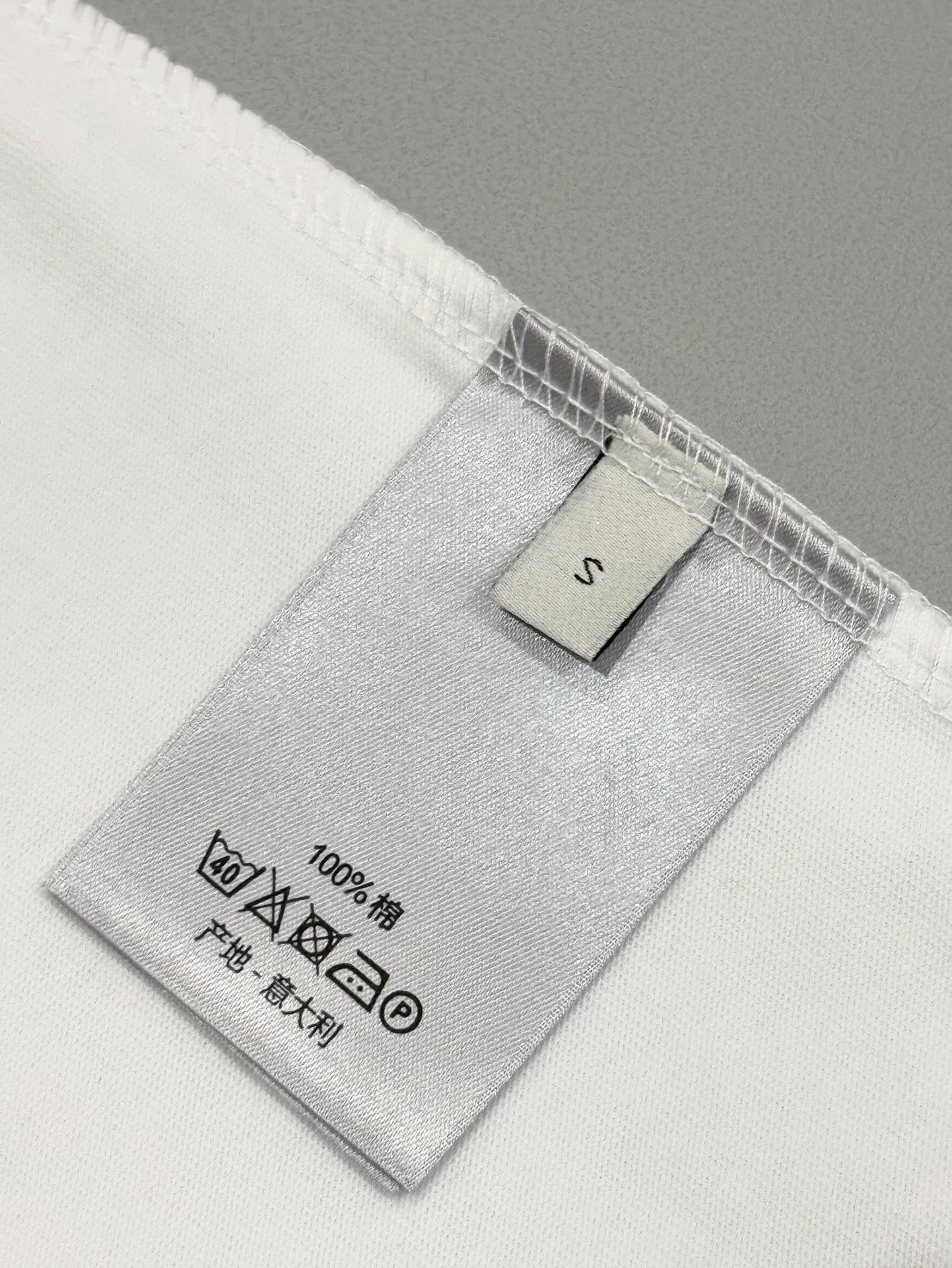 🅿️190 [Higher version] Dior* Dior SS25 new version short-sleeved men and women 👫, on sale simultaneously! Customized 32-count 280g combed fabric, original craft thread, designed with blue letter logo embroidery craft! Simple and elegant, easy to match and versatile, extremely high-grade, perfectly integrated into fashion and style, it is a top-notch fashionable style that is perfect for outer wear! The whole thing gives people a natural feeling! The ultimate classic versatile short-sleeved T-shirt, the ultimate in heavy work and perfection! Fans who pursue high quality should rush to buy it by themselves, and we sincerely invite all fans who know the goods to appreciate this model together! All three standards are complete! Color: white/black Size: S to xL