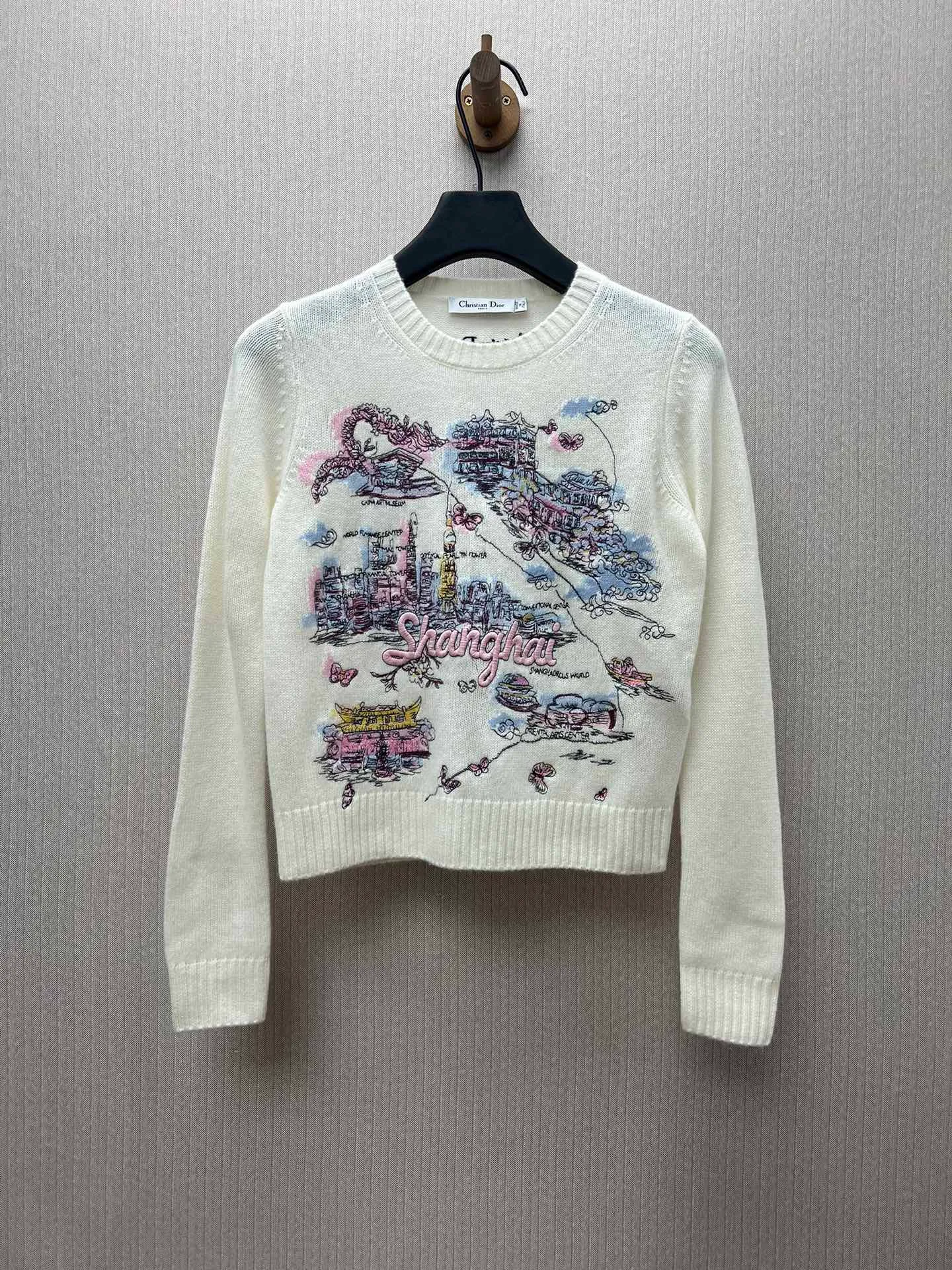 🅿️700 Dior 25ss new sweater from the Dior Souvenir limited series, decorated with multi-color Dior Souvenir pattern embroidery, using colorful colors to highlight the distinctive characteristics of the place, vividly depicting this destination cherished by Dior. Crafted from white cashmere fabric in a regular fit with ribbed trims. Elevate any look throughout the season or pair with other pieces from the Dior Souvenir collection. Size: S.M.L.