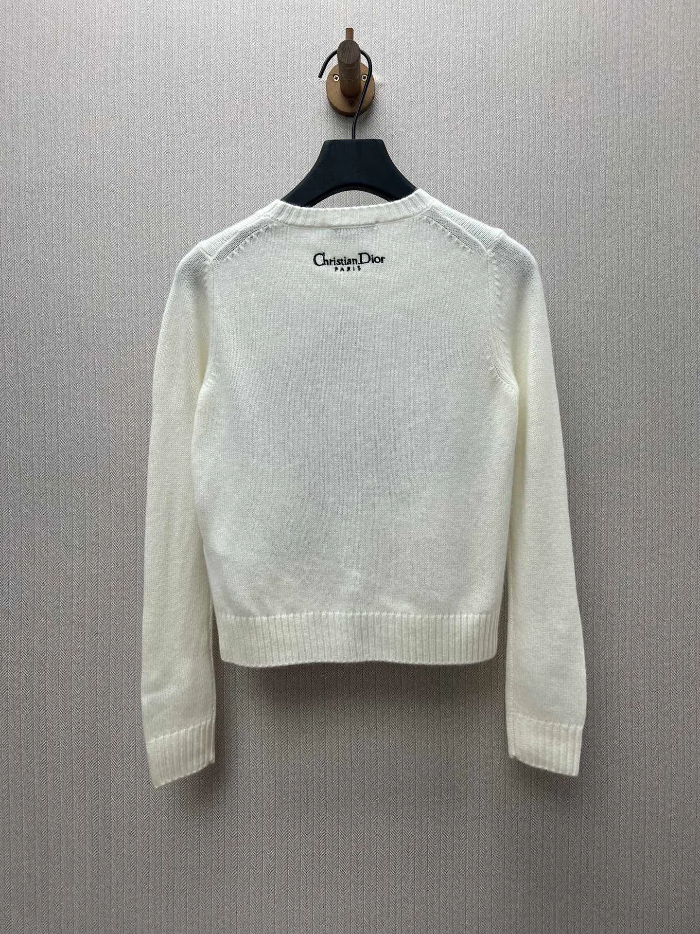 🅿️700 Dior 25ss new sweater from the Dior Souvenir limited series, decorated with multi-color Dior Souvenir pattern embroidery, using colorful colors to highlight the distinctive characteristics of the place, vividly depicting this destination cherished by Dior. Crafted from white cashmere fabric in a regular fit with ribbed trims. Elevate any look throughout the season or pair with other pieces from the Dior Souvenir collection. Size: S.M.L.