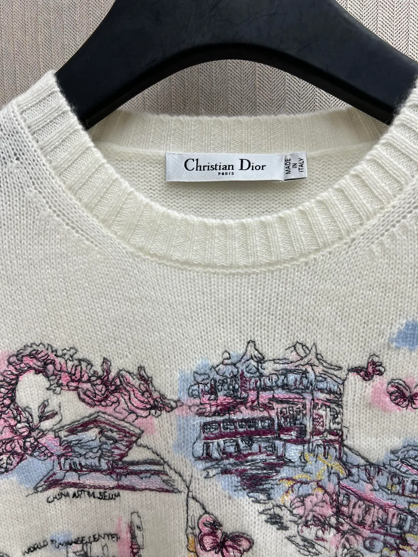 🅿️700 Dior 25ss new sweater from the Dior Souvenir limited series, decorated with multi-color Dior Souvenir pattern embroidery, using colorful colors to highlight the distinctive characteristics of the place, vividly depicting this destination cherished by Dior. Crafted from white cashmere fabric in a regular fit with ribbed trims. Elevate any look throughout the season or pair with other pieces from the Dior Souvenir collection. Size: S.M.L.