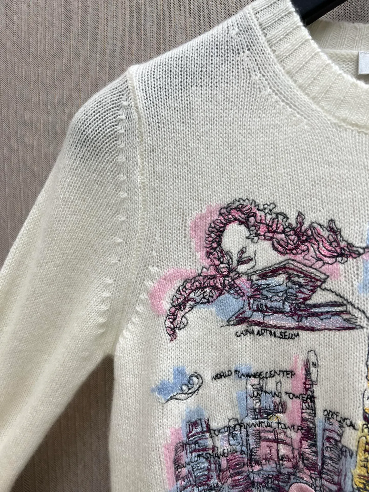 🅿️700 Dior 25ss new sweater from the Dior Souvenir limited series, decorated with multi-color Dior Souvenir pattern embroidery, using colorful colors to highlight the distinctive characteristics of the place, vividly depicting this destination cherished by Dior. Crafted from white cashmere fabric in a regular fit with ribbed trims. Elevate any look throughout the season or pair with other pieces from the Dior Souvenir collection. Size: S.M.L.