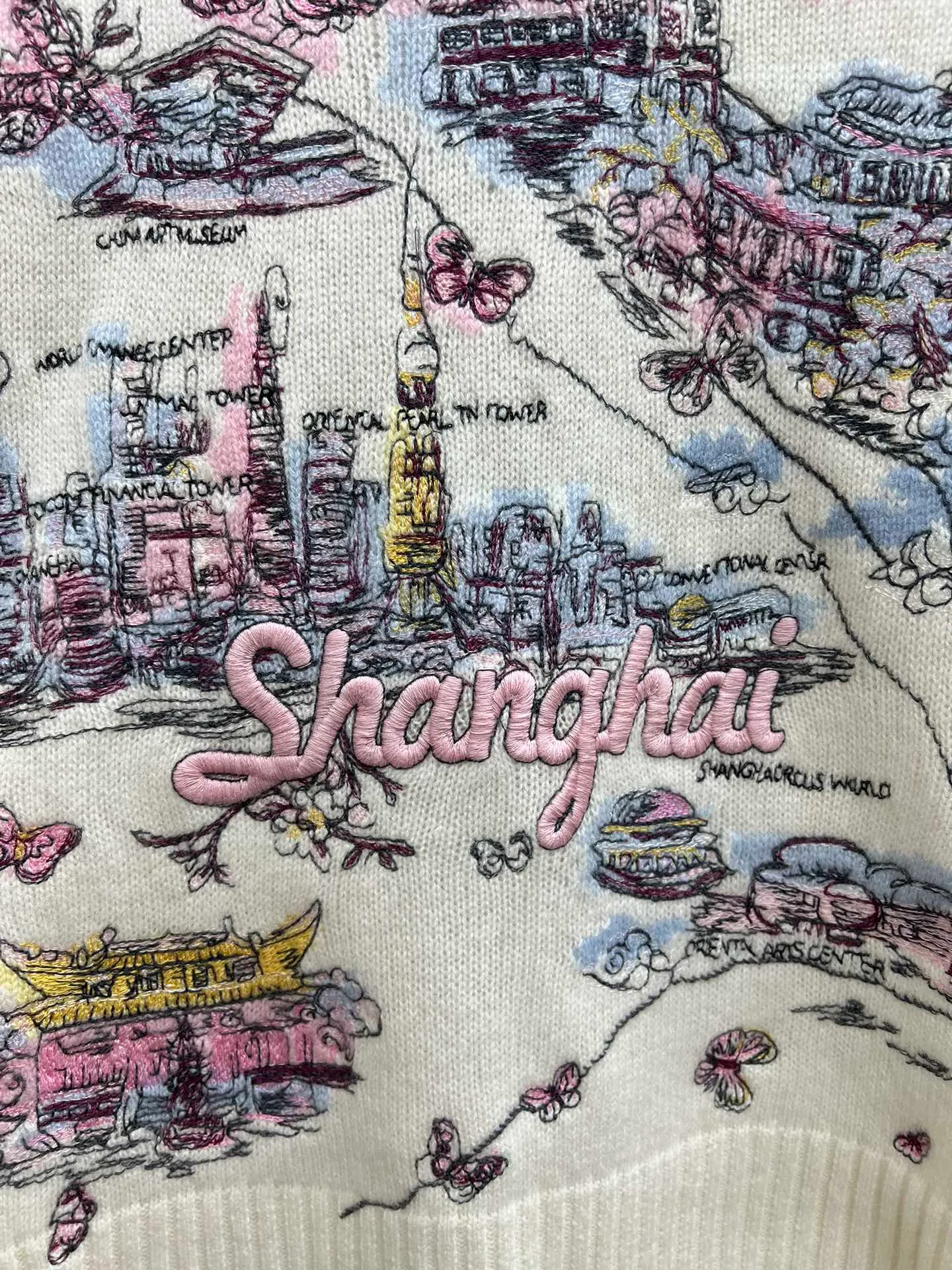 🅿️700 Dior 25ss new sweater from the Dior Souvenir limited series, decorated with multi-color Dior Souvenir pattern embroidery, using colorful colors to highlight the distinctive characteristics of the place, vividly depicting this destination cherished by Dior. Crafted from white cashmere fabric in a regular fit with ribbed trims. Elevate any look throughout the season or pair with other pieces from the Dior Souvenir collection. Size: S.M.L.