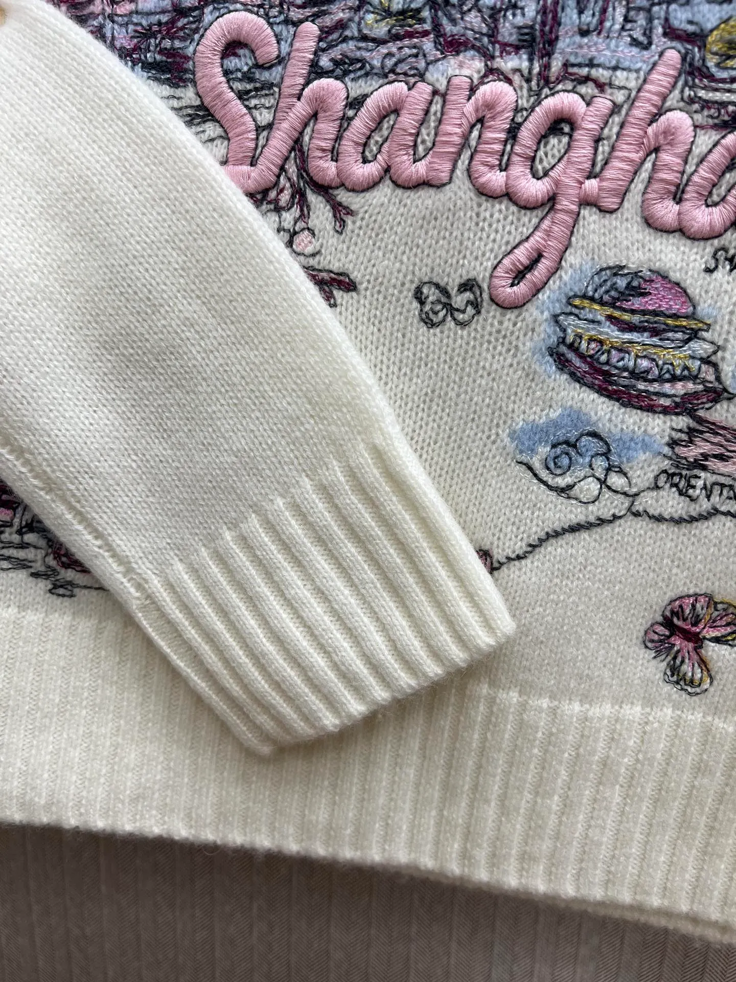 🅿️700 Dior 25ss new sweater from the Dior Souvenir limited series, decorated with multi-color Dior Souvenir pattern embroidery, using colorful colors to highlight the distinctive characteristics of the place, vividly depicting this destination cherished by Dior. Crafted from white cashmere fabric in a regular fit with ribbed trims. Elevate any look throughout the season or pair with other pieces from the Dior Souvenir collection. Size: S.M.L.