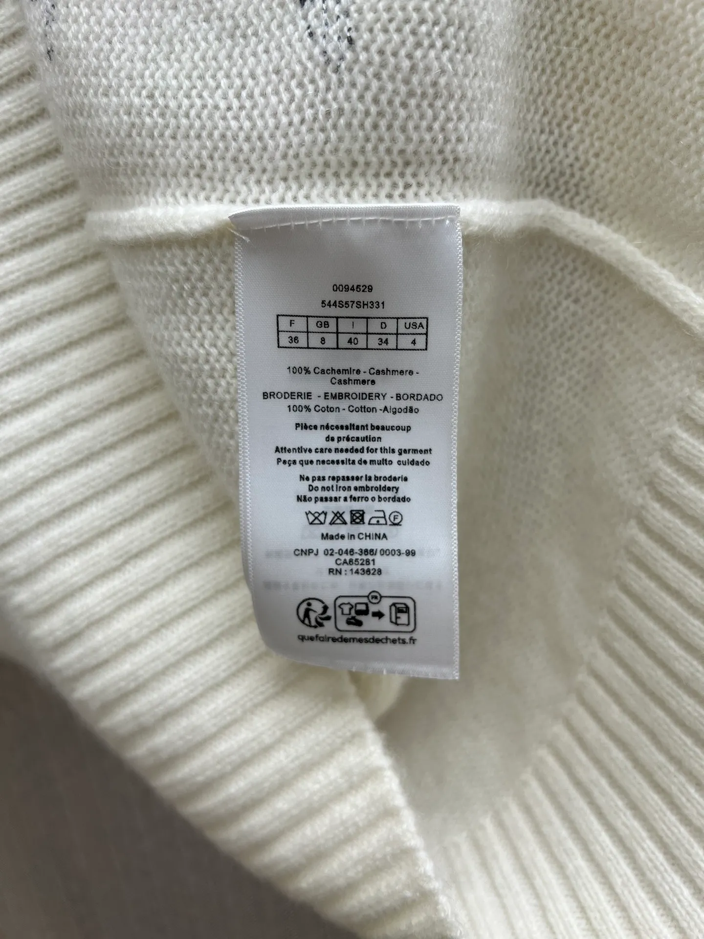 🅿️700 Dior 25ss new sweater from the Dior Souvenir limited series, decorated with multi-color Dior Souvenir pattern embroidery, using colorful colors to highlight the distinctive characteristics of the place, vividly depicting this destination cherished by Dior. Crafted from white cashmere fabric in a regular fit with ribbed trims. Elevate any look throughout the season or pair with other pieces from the Dior Souvenir collection. Size: S.M.L.