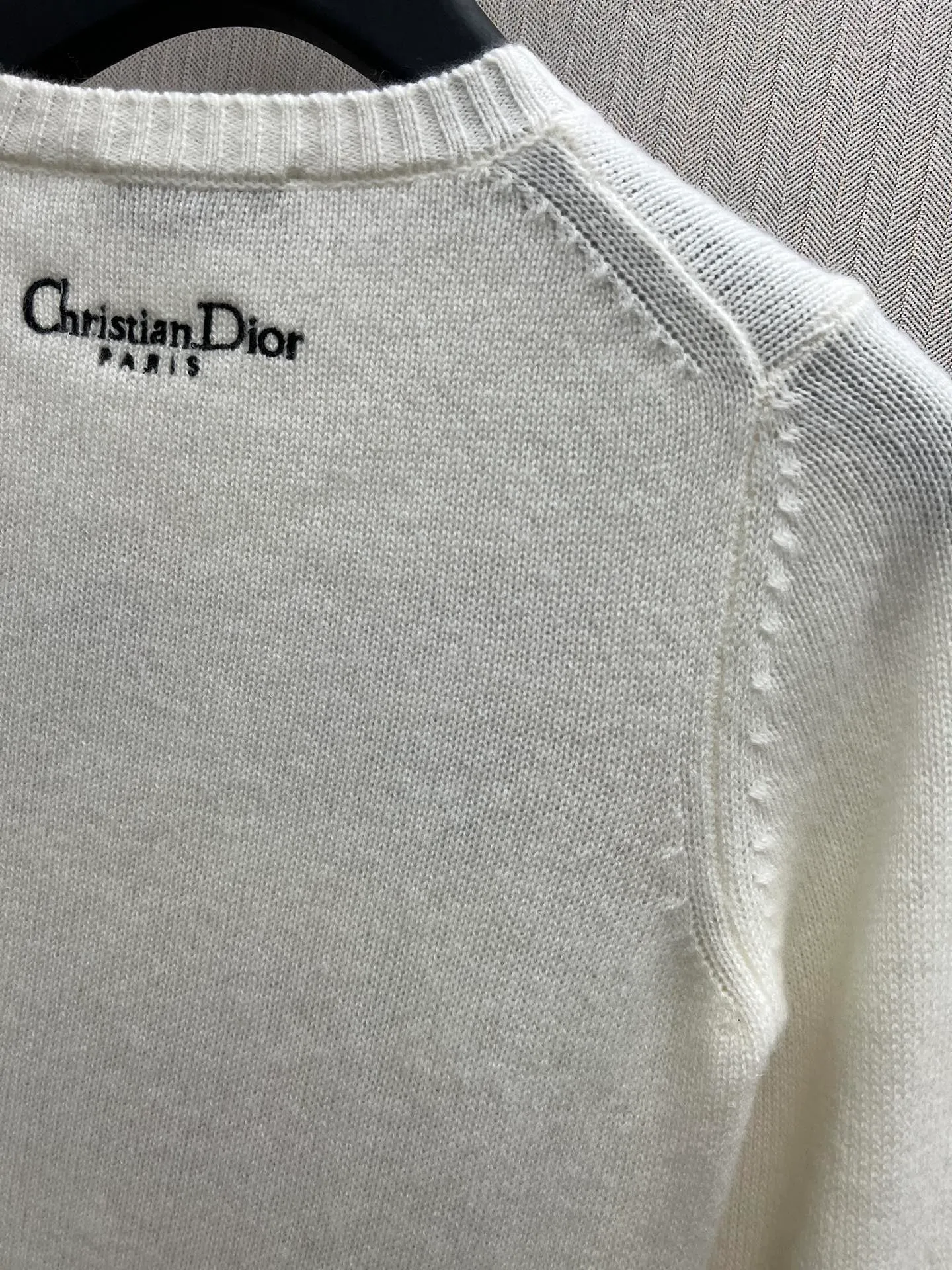 🅿️700 Dior 25ss new sweater from the Dior Souvenir limited series, decorated with multi-color Dior Souvenir pattern embroidery, using colorful colors to highlight the distinctive characteristics of the place, vividly depicting this destination cherished by Dior. Crafted from white cashmere fabric in a regular fit with ribbed trims. Elevate any look throughout the season or pair with other pieces from the Dior Souvenir collection. Size: S.M.L.