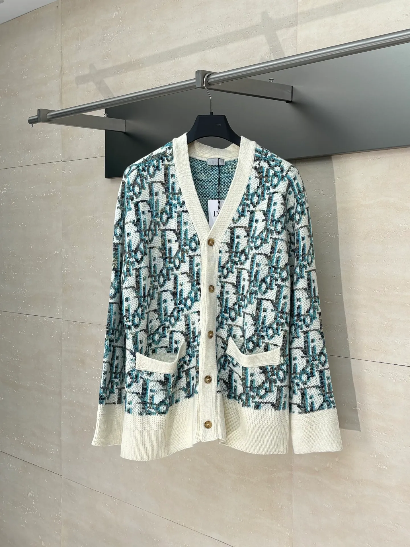 🅿️460 Dio*/Dior 25FW all-over printed jacquard cardigan sweater The dyed yarn is made of 80% cashmere and 20% wool blended three-yarn yarns, twisted into strands, and the jacquard part is made of yarns of various colors. It is made of imported German Stoll fabrics. The imported 7-needle jacquard craft yarn is clear and textured. There are obvious wool fibers on the surface. The special hemless design perfectly matches the macaron color upper body. The whole body is jacquard. Every letter is counterpointed. The buttons are made of natural open molded horn buttons. Size: S/M/L