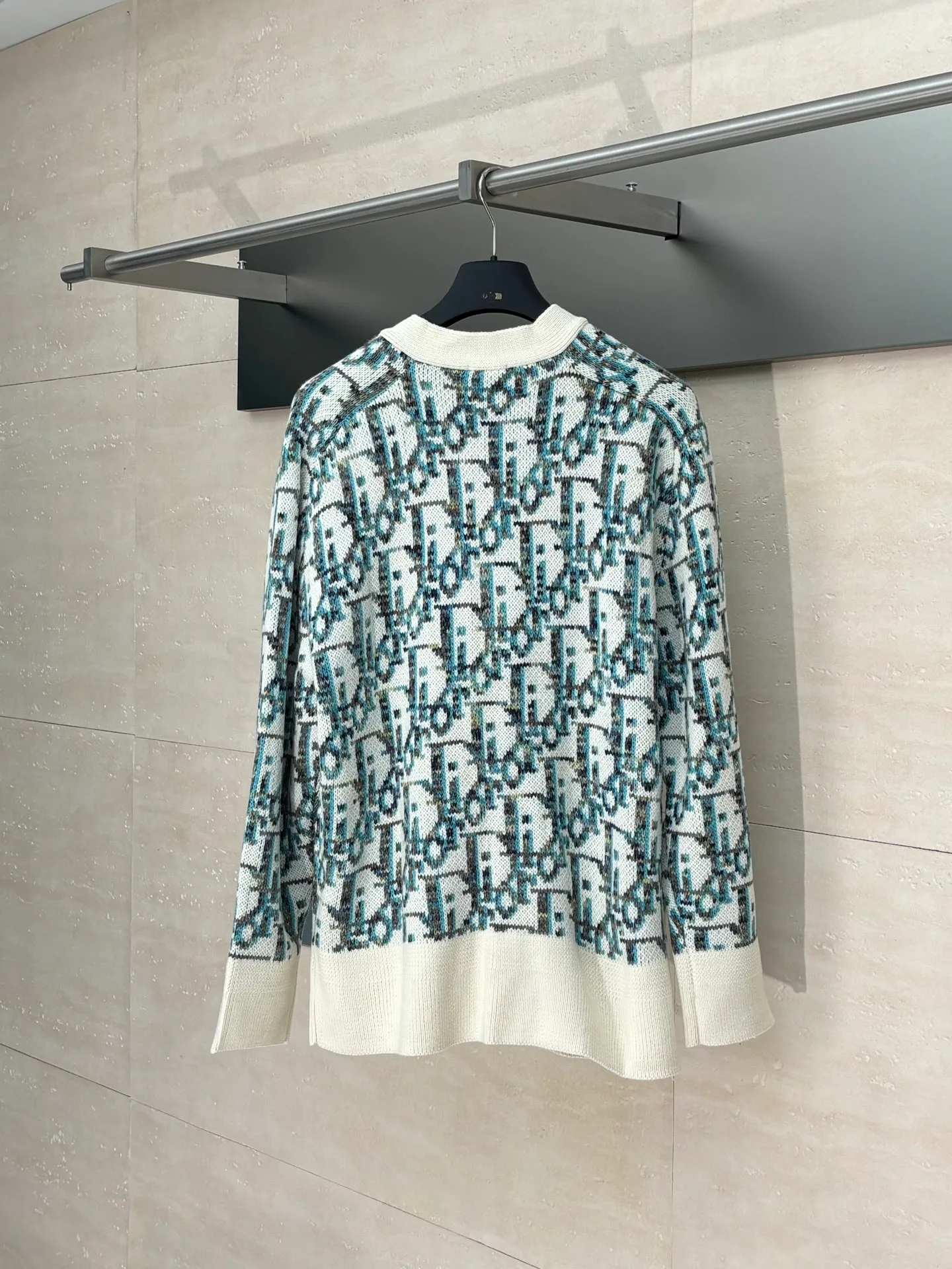 🅿️460 Dio*/Dior 25FW all-over printed jacquard cardigan sweater The dyed yarn is made of 80% cashmere and 20% wool blended three-yarn yarns, twisted into strands, and the jacquard part is made of yarns of various colors. It is made of imported German Stoll fabrics. The imported 7-needle jacquard craft yarn is clear and textured. There are obvious wool fibers on the surface. The special hemless design perfectly matches the macaron color upper body. The whole body is jacquard. Every letter is counterpointed. The buttons are made of natural open molded horn buttons. Size: S/M/L