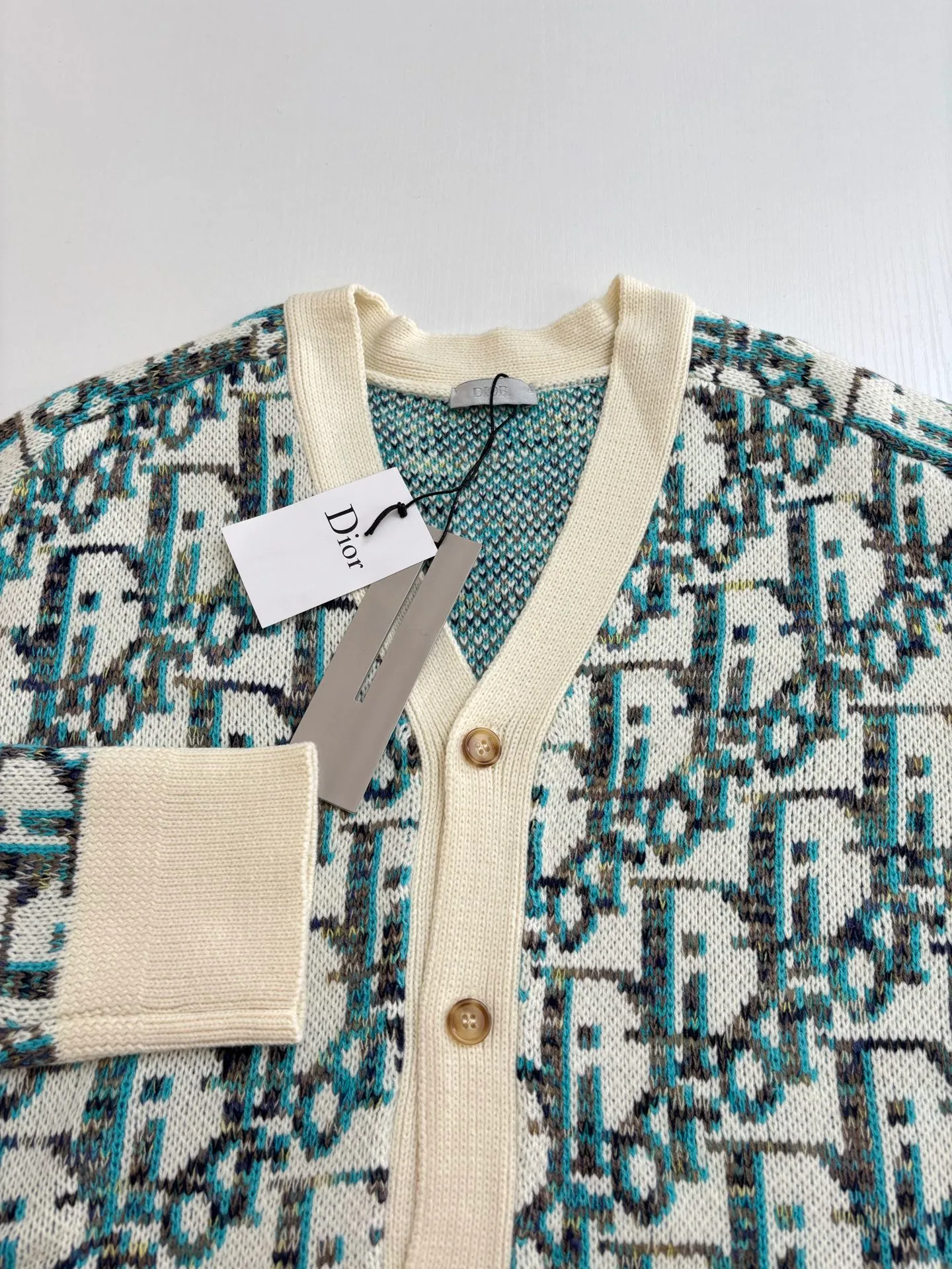 🅿️460 Dio*/Dior 25FW all-over printed jacquard cardigan sweater The dyed yarn is made of 80% cashmere and 20% wool blended three-yarn yarns, twisted into strands, and the jacquard part is made of yarns of various colors. It is made of imported German Stoll fabrics. The imported 7-needle jacquard craft yarn is clear and textured. There are obvious wool fibers on the surface. The special hemless design perfectly matches the macaron color upper body. The whole body is jacquard. Every letter is counterpointed. The buttons are made of natural open molded horn buttons. Size: S/M/L