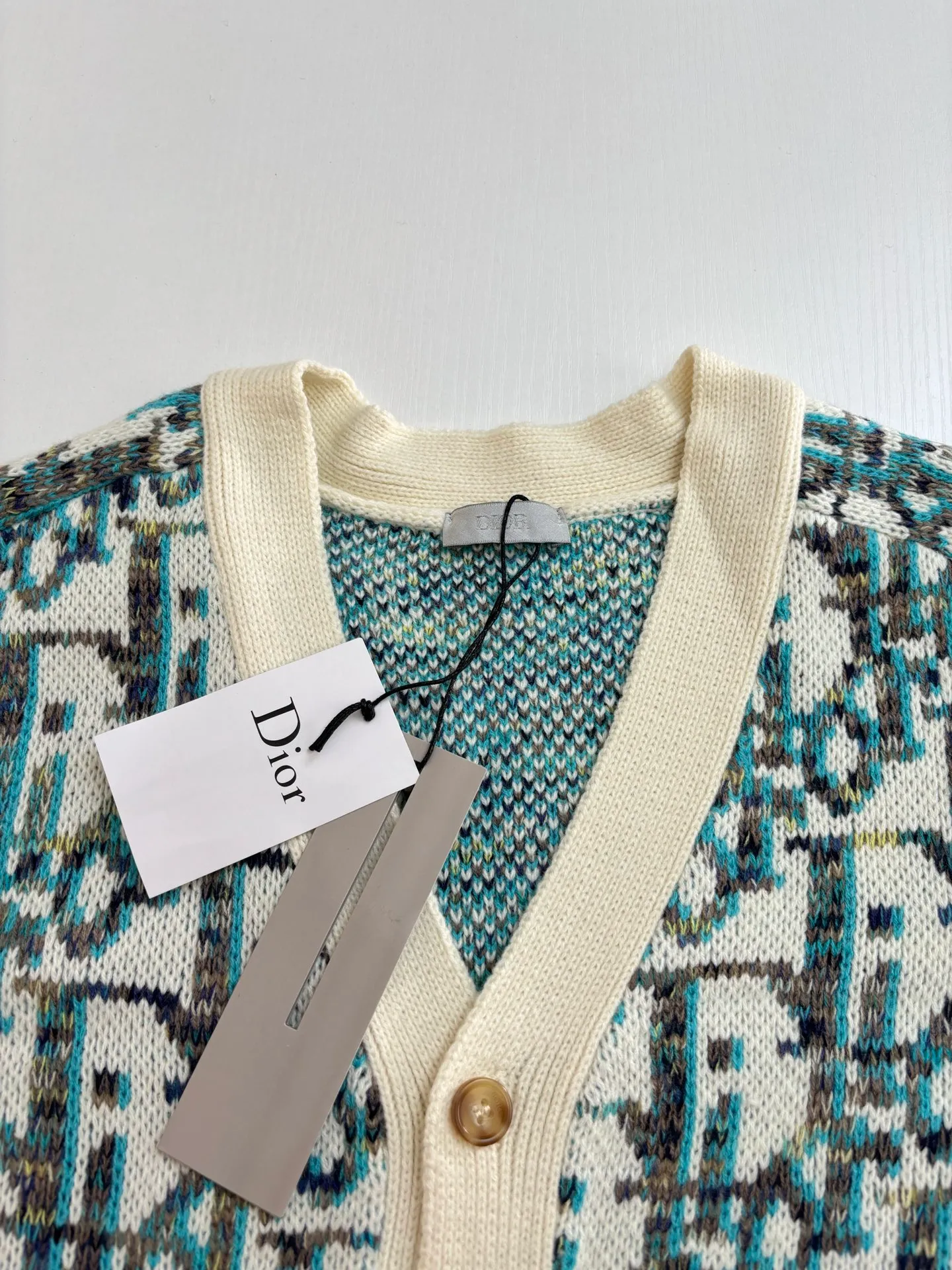 🅿️460 Dio*/Dior 25FW all-over printed jacquard cardigan sweater The dyed yarn is made of 80% cashmere and 20% wool blended three-yarn yarns, twisted into strands, and the jacquard part is made of yarns of various colors. It is made of imported German Stoll fabrics. The imported 7-needle jacquard craft yarn is clear and textured. There are obvious wool fibers on the surface. The special hemless design perfectly matches the macaron color upper body. The whole body is jacquard. Every letter is counterpointed. The buttons are made of natural open molded horn buttons. Size: S/M/L