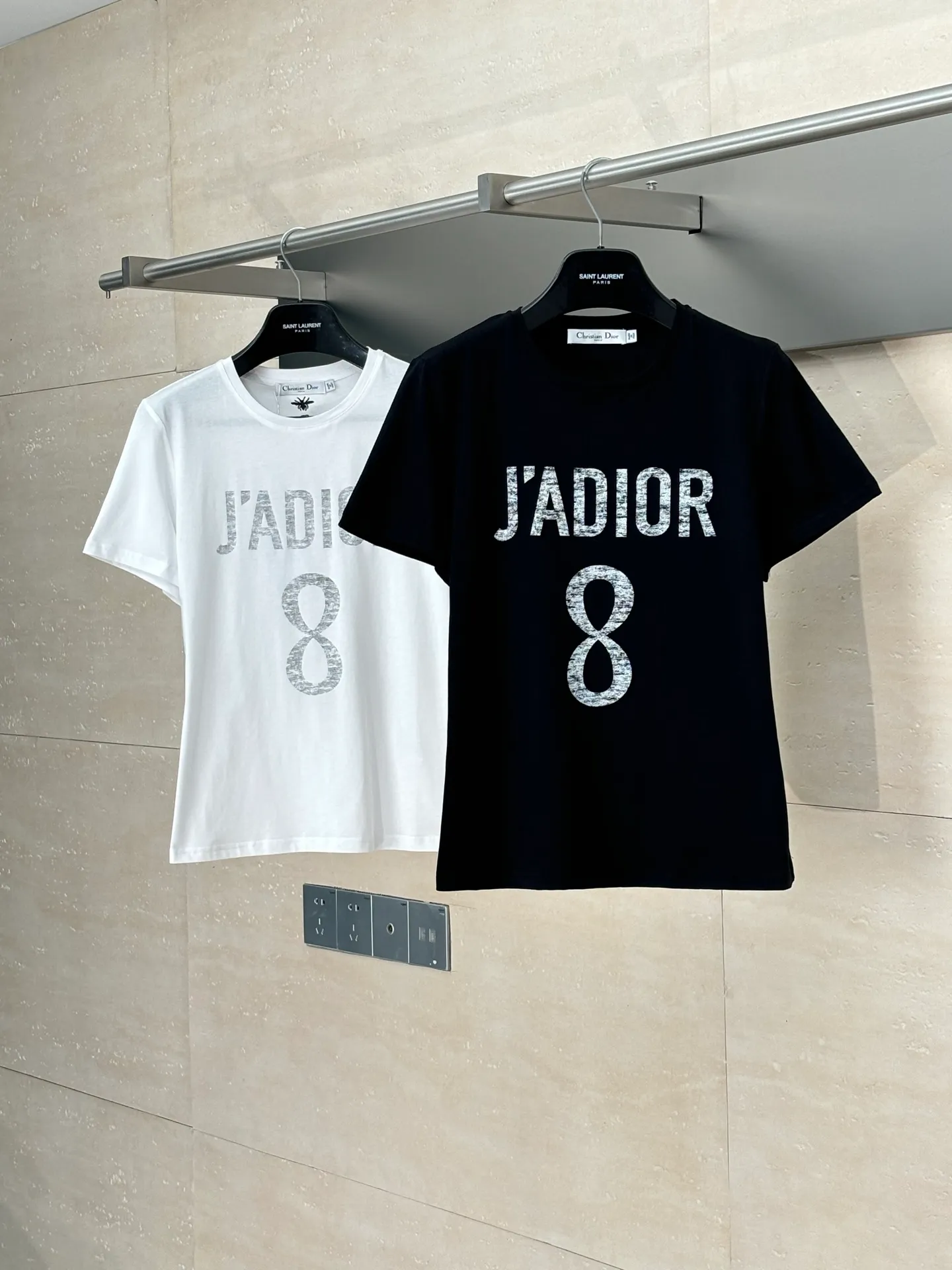 🅿️256 Dio*/ Dior 25Ss new classic 8-letter printed round-neck short-sleeved T-shirt. Customized cotton material, breathable, comfortable, and full of texture. The short-sleeved T-shirt is cut to highlight the brand style. Made of heavyweight pure cotton, slightly stretchy, showing a slimming visual effect. The light letters permeate to give a soft and fresh feeling. The classic "JADIOR 8" words highlight the brand charm and add a sense of fashion. Size: S/M/L