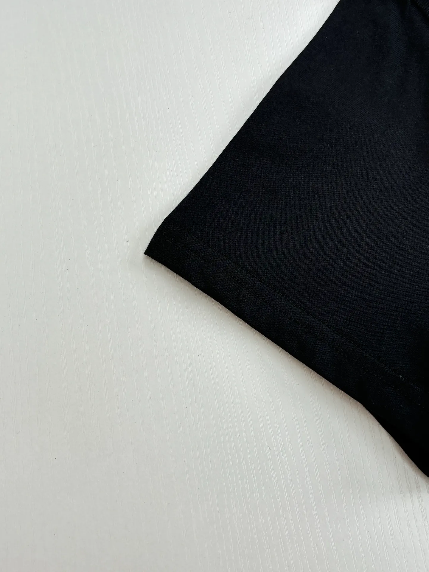🅿️256 Dio*/ Dior 25Ss new classic 8-letter printed round-neck short-sleeved T-shirt. Customized cotton material, breathable, comfortable, and full of texture. The short-sleeved T-shirt is cut to highlight the brand style. Made of heavyweight pure cotton, slightly stretchy, showing a slimming visual effect. The light letters permeate to give a soft and fresh feeling. The classic "JADIOR 8" words highlight the brand charm and add a sense of fashion. Size: S/M/L