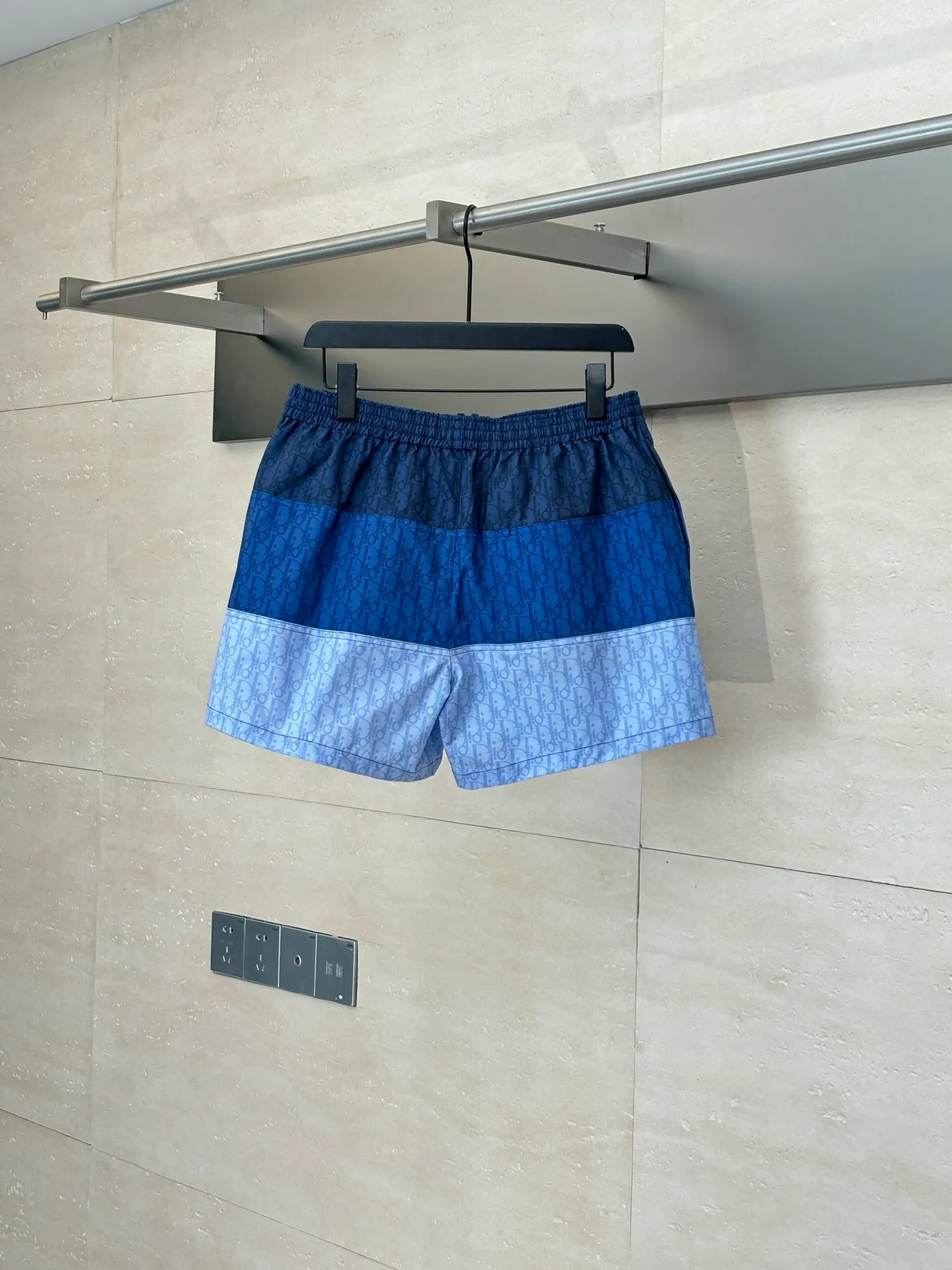 🅿️370 Dio*/Dior 25SS spring and summer new style color-blocked spliced ​​beach casual shorts. Made of 100% nylon fabric, the upper body is comfortable and breathable. Letter logos of different colors are spliced ​​on the custom-dyed nylon fabric. Positioning cutting and splicing alignment, according to the left and right splicing alignment according to the access control. Multiple pieces are spliced ​​throughout the body, with a high scrap rate. Ensures breathability while improving skin comfort. Size: S/M/L/XL