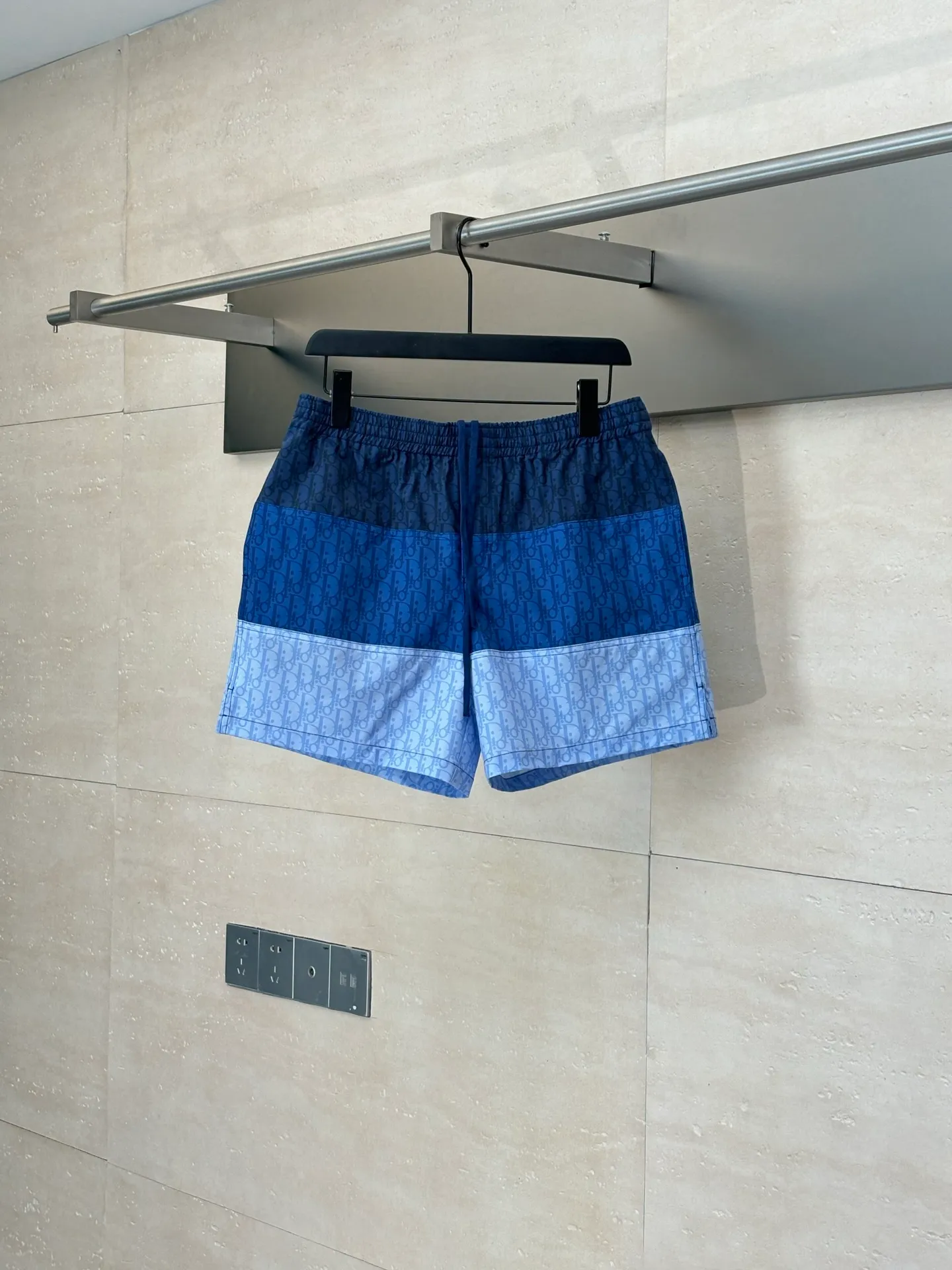 🅿️370 Dio*/Dior 25SS spring and summer new style color-blocked spliced ​​beach casual shorts. Made of 100% nylon fabric, the upper body is comfortable and breathable. Letter logos of different colors are spliced ​​on the custom-dyed nylon fabric. Positioning cutting and splicing alignment, according to the left and right splicing alignment according to the access control. Multiple pieces are spliced ​​throughout the body, with a high scrap rate. Ensures breathability while improving skin comfort. Size: S/M/L/XL