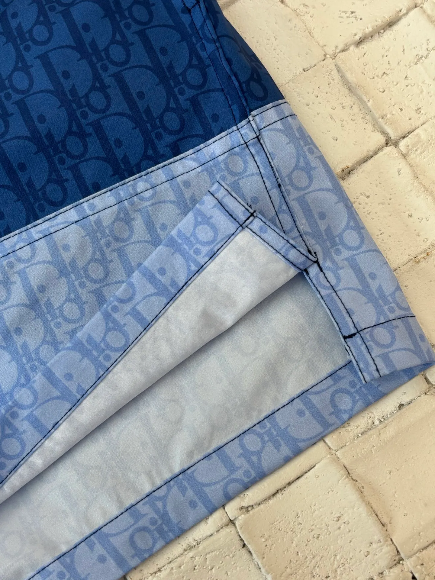 🅿️370 Dio*/Dior 25SS spring and summer new style color-blocked spliced ​​beach casual shorts. Made of 100% nylon fabric, the upper body is comfortable and breathable. Letter logos of different colors are spliced ​​on the custom-dyed nylon fabric. Positioning cutting and splicing alignment, according to the left and right splicing alignment according to the access control. Multiple pieces are spliced ​​throughout the body, with a high scrap rate. Ensures breathability while improving skin comfort. Size: S/M/L/XL