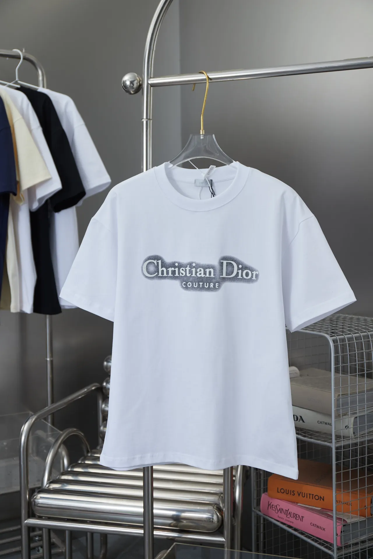 🅿️190 D*or CD 25SS new style in early spring Mother logo luminous printed short sleeves Light luxury essential item for daily commuting for men and women Correct version Welcome to compare Detailed features · 280g 100% pure cotton double yarn jersey fabric · Special thickened 32 pieces of double-strand 1X1 thread in the same vat · Imported environmentally friendly screen 3D luminous effect printing technology · Double needle stitching and cross-stitch technology · Original main mark, washed tag, brand moisture-proof paper packaging Color: black/white Size: S/M/L/XL