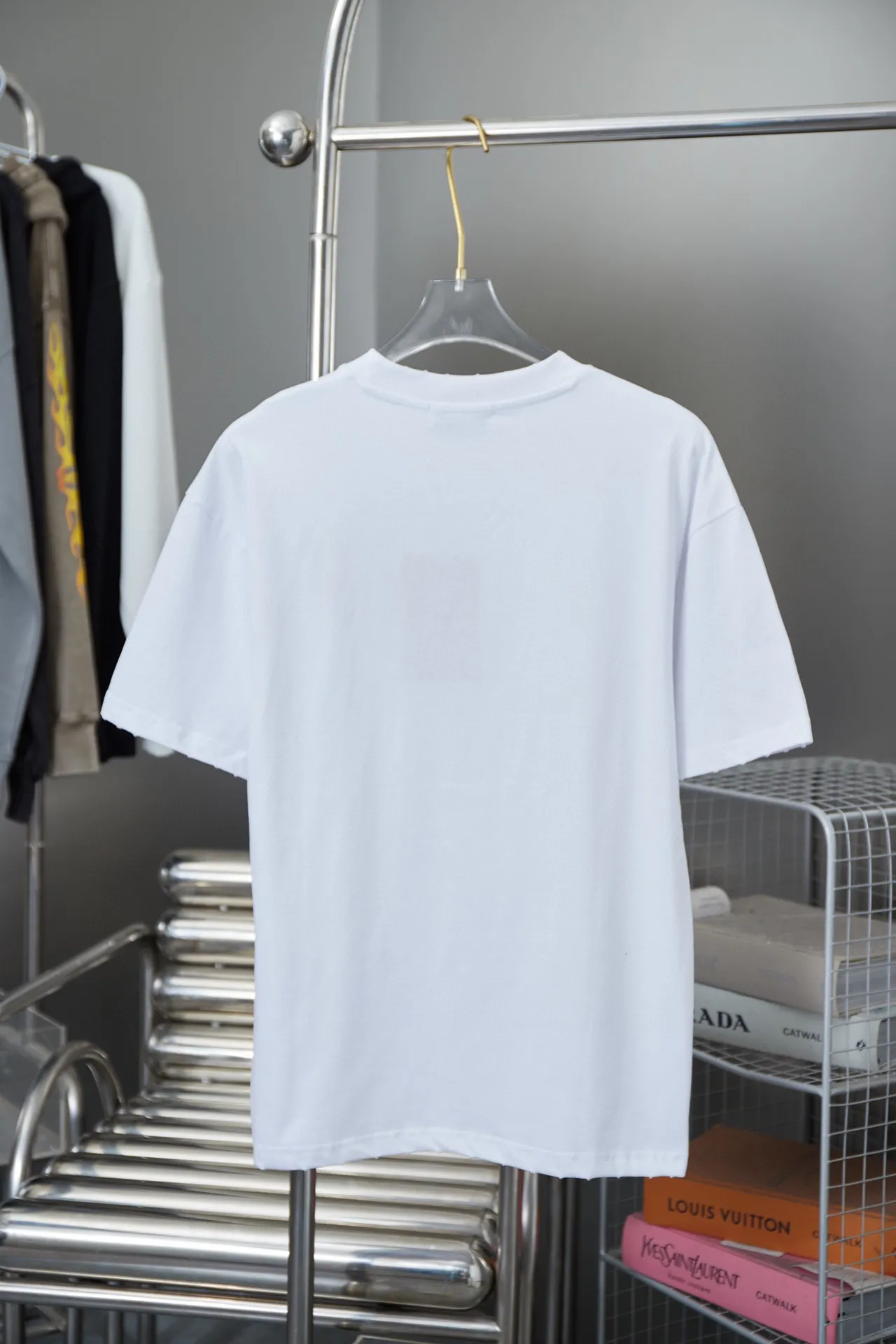 🅿️190 D*or CD 25SS new style in early spring Mother logo luminous printed short sleeves Light luxury essential item for daily commuting for men and women Correct version Welcome to compare Detailed features · 280g 100% pure cotton double yarn jersey fabric · Special thickened 32 pieces of double-strand 1X1 thread in the same vat · Imported environmentally friendly screen 3D luminous effect printing technology · Double needle stitching and cross-stitch technology · Original main mark, washed tag, brand moisture-proof paper packaging Color: black/white Size: S/M/L/XL