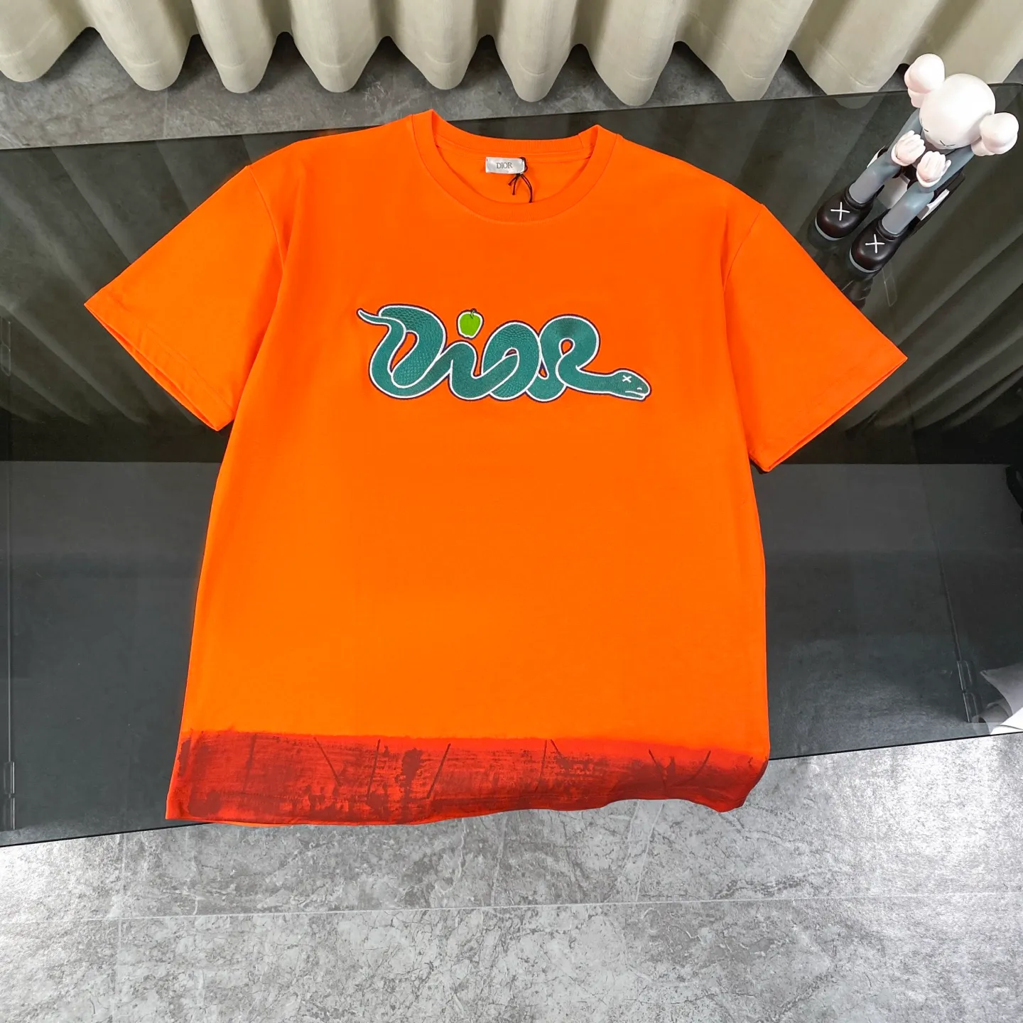 🅿️200 Dior DIOR✖️KAWS co-branded 25-year new Year of the Snake New Year Limited Series Golden Snake Presents Good Luck Short-sleeved T-shirt Fabric: 310 heavyweight cotton, feel free to compare Made of specific heavyweight 32S fine cotton jersey fabric, 280 grams in weight; with 32s+70D drawbar thread, 280g: 95/cotton*5% spandex double yarn rib. The worsted cotton material is light, thin and breathable, with a strong cotton feel on the hand and strong breathability and moisture absorption; the threads are woven into combed cotton fabric using a blending process, making the fabric very soft to the touch. The worsted cotton material is light and breathable, has a strong cotton feel on the hand, is breathable and hygroscopic; it is not easy to wrinkle and does not require special care. 32-needle high-end textile imported from the rib, 70D ultra-fine elastic stitching, nearly non-feeling stitching, comfortable and fit the body shape.  A full set of new Dior accessories, suitable for both men and women. Color: White Orange Size: XS-L