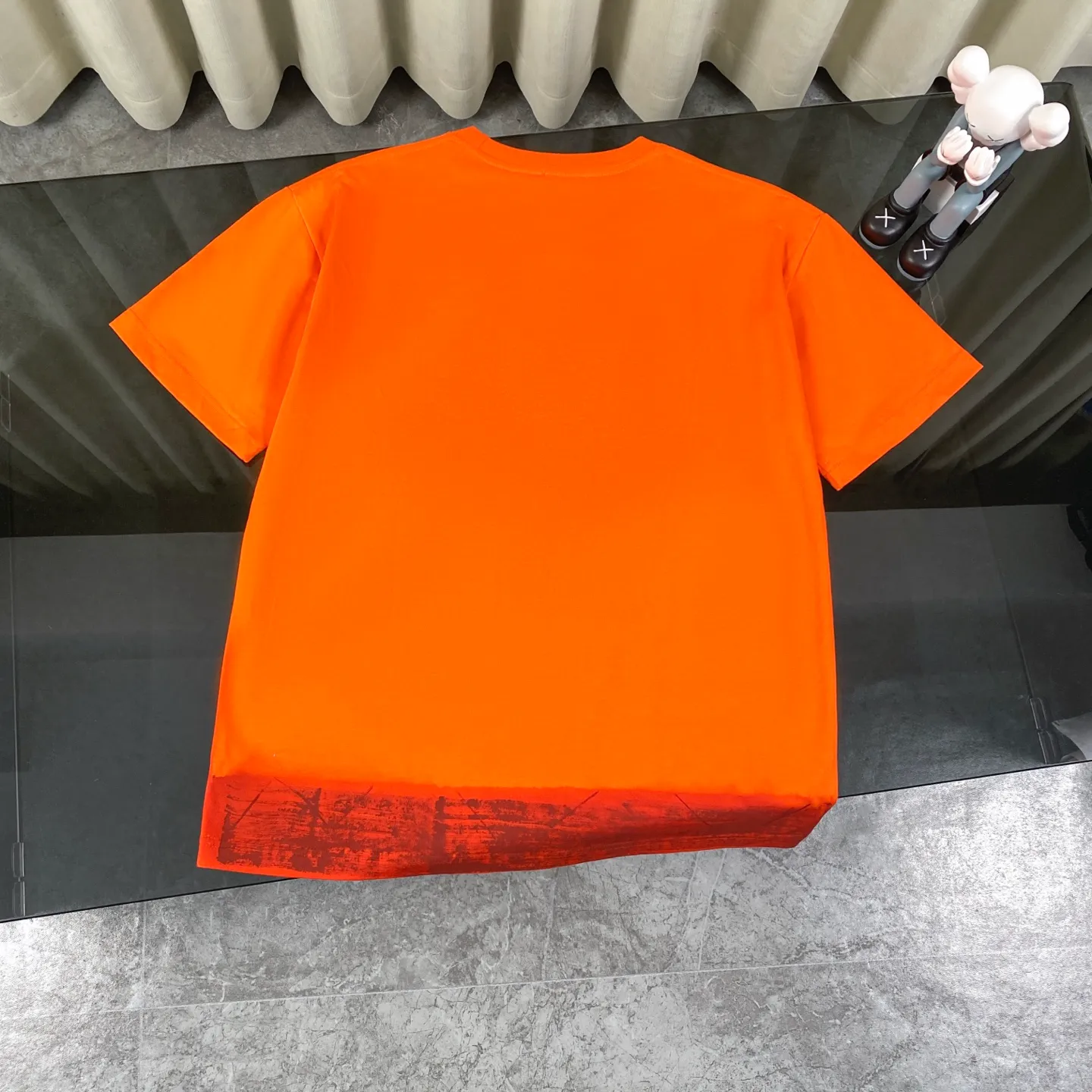 🅿️200 Dior DIOR✖️KAWS co-branded 25-year new Year of the Snake New Year Limited Series Golden Snake Presents Good Luck Short-sleeved T-shirt Fabric: 310 heavyweight cotton, feel free to compare Made of specific heavyweight 32S fine cotton jersey fabric, 280 grams in weight; with 32s+70D drawbar thread, 280g: 95/cotton*5% spandex double yarn rib. The worsted cotton material is light, thin and breathable, with a strong cotton feel on the hand and strong breathability and moisture absorption; the threads are woven into combed cotton fabric using a blending process, making the fabric very soft to the touch. The worsted cotton material is light and breathable, has a strong cotton feel on the hand, is breathable and hygroscopic; it is not easy to wrinkle and does not require special care. 32-needle high-end textile imported from the rib, 70D ultra-fine elastic stitching, nearly non-feeling stitching, comfortable and fit the body shape.  A full set of new Dior accessories, suitable for both men and women. Color: White Orange Size: XS-L