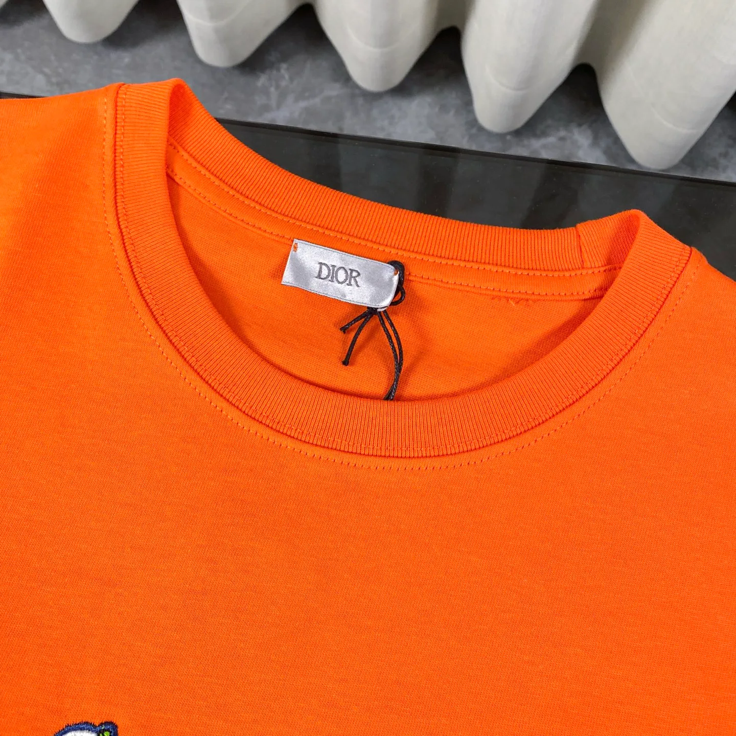 🅿️200 Dior DIOR✖️KAWS co-branded 25-year new Year of the Snake New Year Limited Series Golden Snake Presents Good Luck Short-sleeved T-shirt Fabric: 310 heavyweight cotton, feel free to compare Made of specific heavyweight 32S fine cotton jersey fabric, 280 grams in weight; with 32s+70D drawbar thread, 280g: 95/cotton*5% spandex double yarn rib. The worsted cotton material is light, thin and breathable, with a strong cotton feel on the hand and strong breathability and moisture absorption; the threads are woven into combed cotton fabric using a blending process, making the fabric very soft to the touch. The worsted cotton material is light and breathable, has a strong cotton feel on the hand, is breathable and hygroscopic; it is not easy to wrinkle and does not require special care. 32-needle high-end textile imported from the rib, 70D ultra-fine elastic stitching, nearly non-feeling stitching, comfortable and fit the body shape.  A full set of new Dior accessories, suitable for both men and women. Color: White Orange Size: XS-L