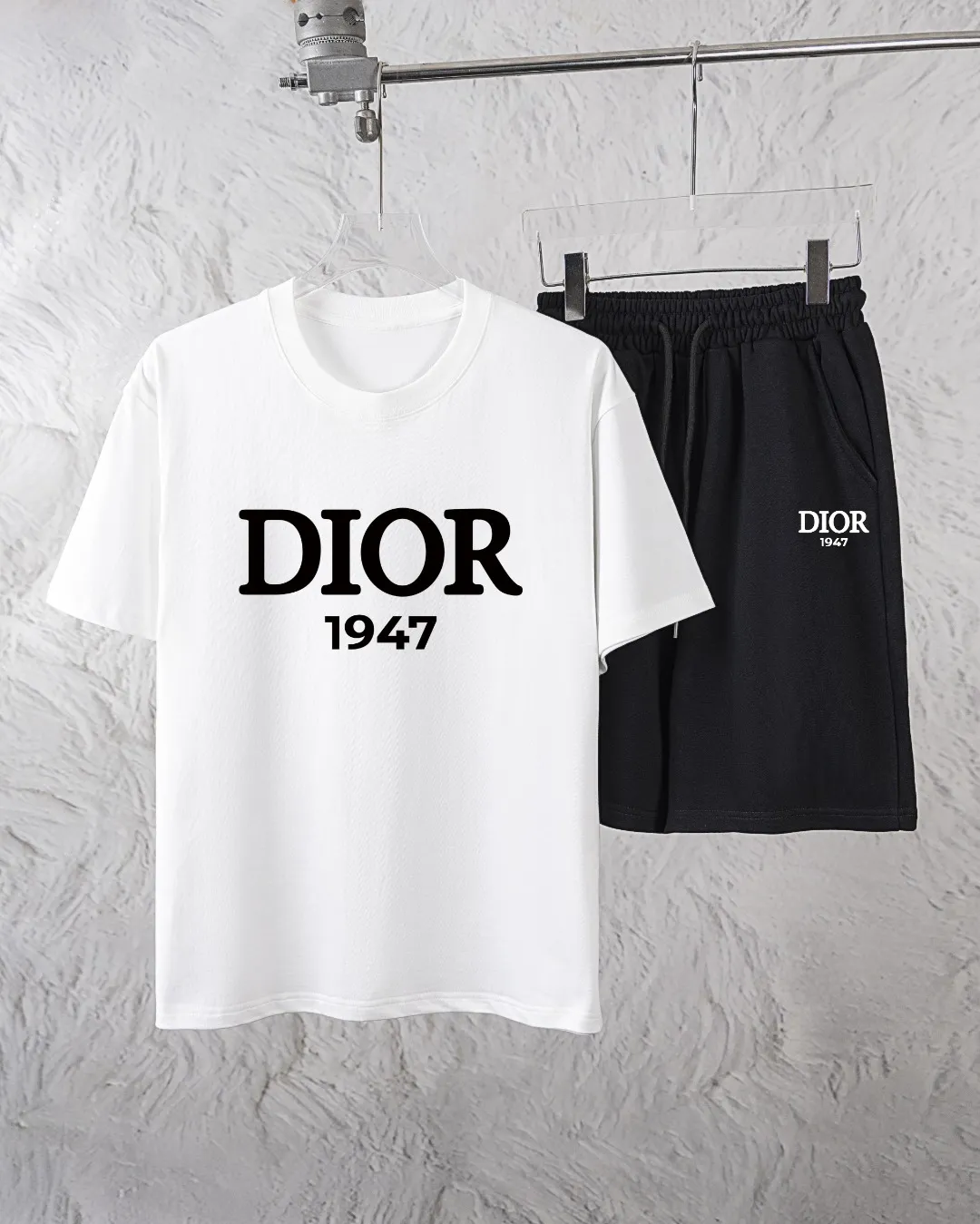🅿️300 Dior Exclusively provides new trendy men’s fashionable round neck short-sleeved shorts suits, trendy and fashionable casual short-sleeved suits! It has high breathability and comfort, impeccable details, and brand element design concept, reflecting high quality. It presents a casual cut and the upper body shape is great! Material: 260g double yarn pure cotton short sleeves + 360g pure cotton terry shorts Size: S-XXL 🔥 (please state your height and weight when placing an order)