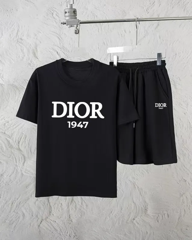 🅿️300 Dior Exclusively provides new trendy men’s fashionable round neck short-sleeved shorts suits, trendy and fashionable casual short-sleeved suits! It has high breathability and comfort, impeccable details, and brand element design concept, reflecting high quality. It presents a casual cut and the upper body shape is great! Material: 260g double yarn pure cotton short sleeves + 360g pure cotton terry shorts Size: S-XXL 🔥 (please state your height and weight when placing an order)