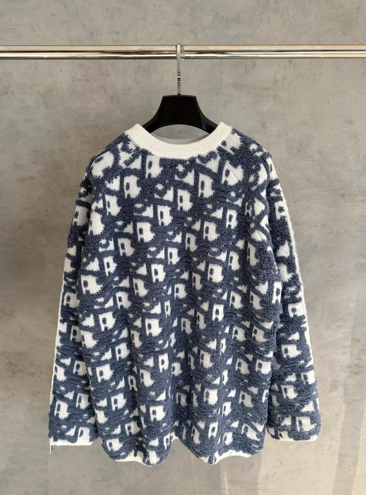 🅿️580 [Strict quality control] Dio* Dior wool blend round neck long-sleeved sweater. This sweater is new for autumn 2025 and displays the iconic Dior twill pattern. It is made of cotton-wool blend jacquard fabric and is printed with the Dior twill pattern in contrasting yarns. Wear it with a pair of tailored trousers in a coordinating tone for an elegant look, or pair it with a pair of jeans for a more casual look. Color: black/white/black gray/blue and white 4 colors Size: M-2XL Same style for men and women