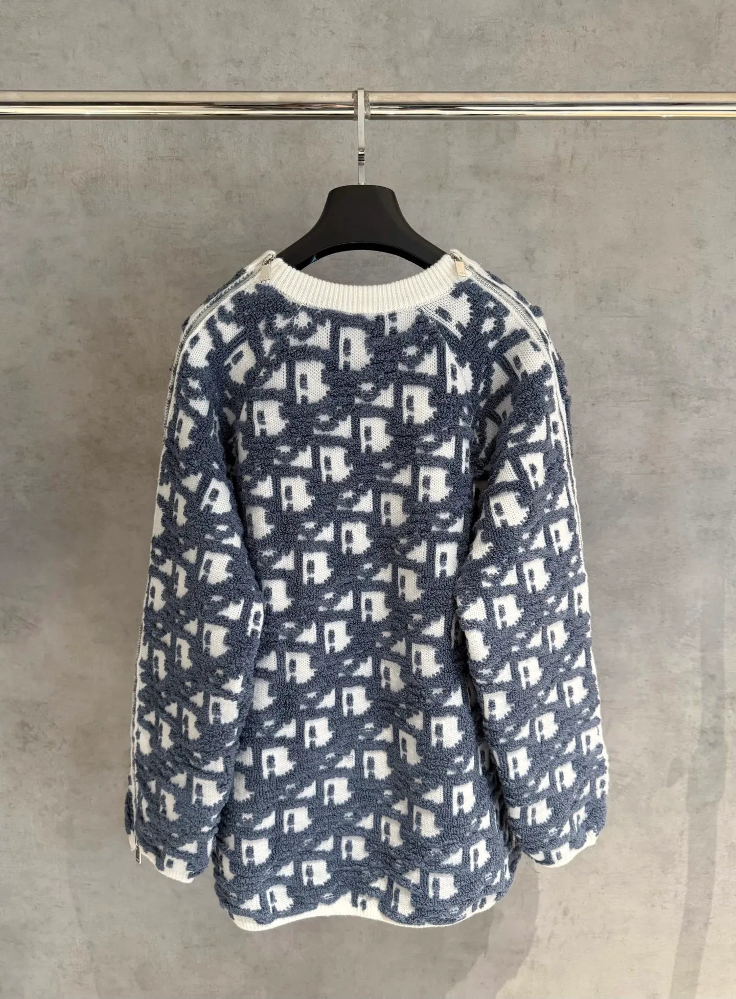 🅿️580 [Strict quality control] Dio* Dior wool blend round neck long-sleeved sweater. This sweater is new for autumn 2025 and displays the iconic Dior twill pattern. It is made of cotton-wool blend jacquard fabric and is printed with the Dior twill pattern in contrasting yarns. Wear it with a pair of tailored trousers in a coordinating tone for an elegant look, or pair it with a pair of jeans for a more casual look. Color: black/white/black gray/blue and white 4 colors Size: M-2XL Same style for men and women