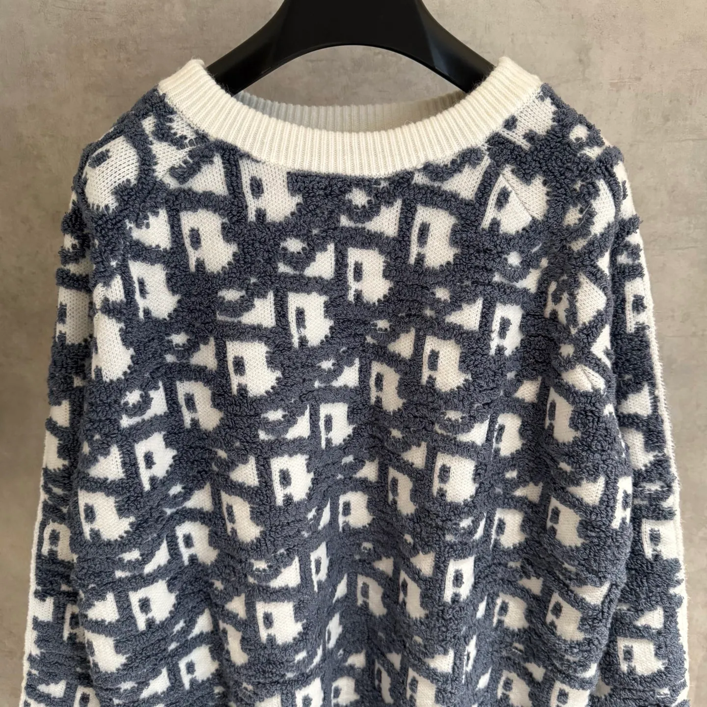 🅿️580 [Strict quality control] Dio* Dior wool blend round neck long-sleeved sweater. This sweater is new for autumn 2025 and displays the iconic Dior twill pattern. It is made of cotton-wool blend jacquard fabric and is printed with the Dior twill pattern in contrasting yarns. Wear it with a pair of tailored trousers in a coordinating tone for an elegant look, or pair it with a pair of jeans for a more casual look. Color: black/white/black gray/blue and white 4 colors Size: M-2XL Same style for men and women
