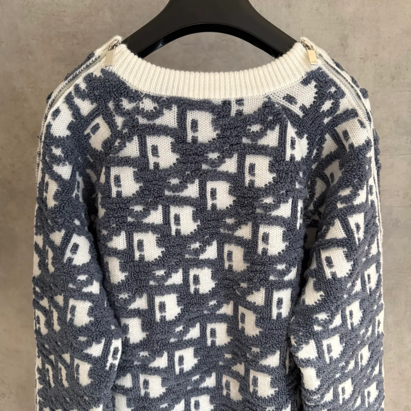 🅿️580 [Strict quality control] Dio* Dior wool blend round neck long-sleeved sweater. This sweater is new for autumn 2025 and displays the iconic Dior twill pattern. It is made of cotton-wool blend jacquard fabric and is printed with the Dior twill pattern in contrasting yarns. Wear it with a pair of tailored trousers in a coordinating tone for an elegant look, or pair it with a pair of jeans for a more casual look. Color: black/white/black gray/blue and white 4 colors Size: M-2XL Same style for men and women