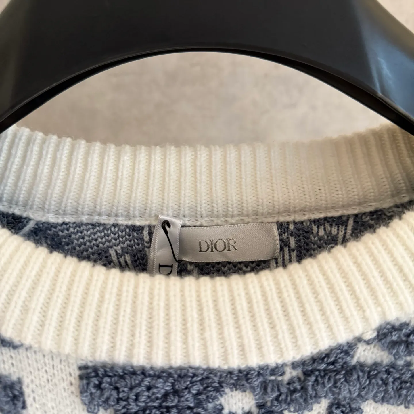 🅿️580 [Strict quality control] Dio* Dior wool blend round neck long-sleeved sweater. This sweater is new for autumn 2025 and displays the iconic Dior twill pattern. It is made of cotton-wool blend jacquard fabric and is printed with the Dior twill pattern in contrasting yarns. Wear it with a pair of tailored trousers in a coordinating tone for an elegant look, or pair it with a pair of jeans for a more casual look. Color: black/white/black gray/blue and white 4 colors Size: M-2XL Same style for men and women