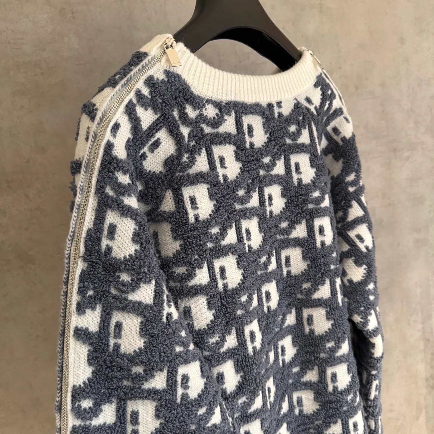 🅿️580 [Strict quality control] Dio* Dior wool blend round neck long-sleeved sweater. This sweater is new for autumn 2025 and displays the iconic Dior twill pattern. It is made of cotton-wool blend jacquard fabric and is printed with the Dior twill pattern in contrasting yarns. Wear it with a pair of tailored trousers in a coordinating tone for an elegant look, or pair it with a pair of jeans for a more casual look. Color: black/white/black gray/blue and white 4 colors Size: M-2XL Same style for men and women