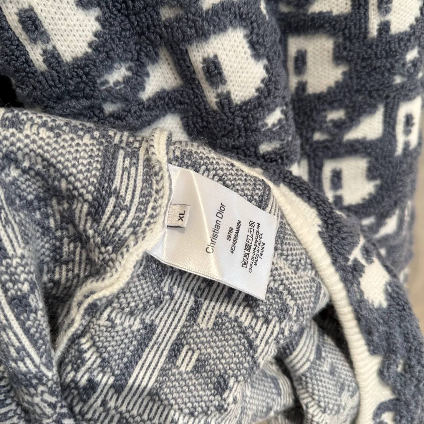 🅿️580 [Strict quality control] Dio* Dior wool blend round neck long-sleeved sweater. This sweater is new for autumn 2025 and displays the iconic Dior twill pattern. It is made of cotton-wool blend jacquard fabric and is printed with the Dior twill pattern in contrasting yarns. Wear it with a pair of tailored trousers in a coordinating tone for an elegant look, or pair it with a pair of jeans for a more casual look. Color: black/white/black gray/blue and white 4 colors Size: M-2XL Same style for men and women