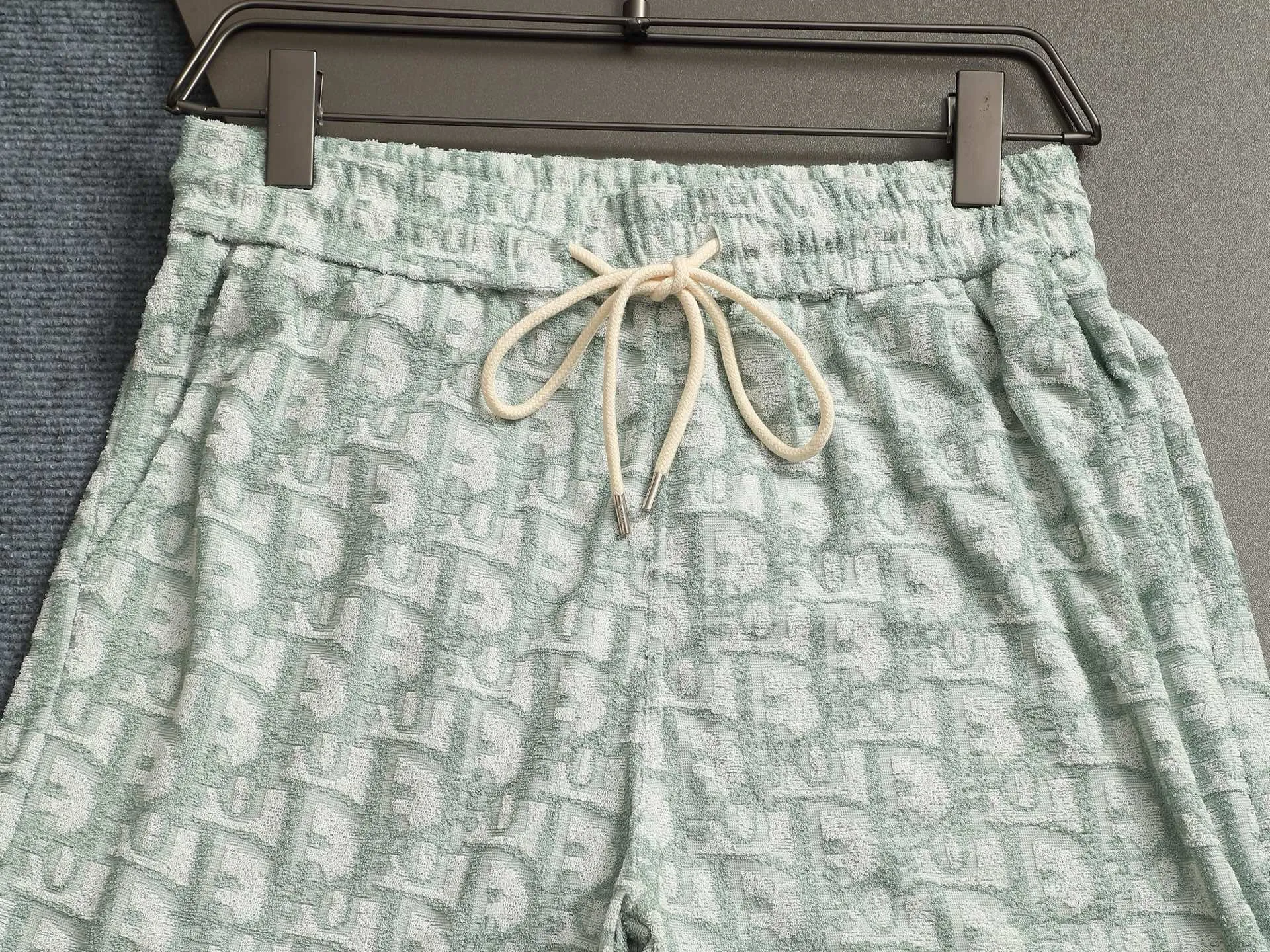 🅿️210 DIOR Dior 25ss counter same style terry velvet shorts🔥couple style ~ carefully made of cotton terry fabric, decorated with tonal jacquard patterns, highlighting Dior's classic Oblique print. Thick plate three-dimensional! The thicker clothes make the overall high breathability and softness more prominent, and the full cotton texture makes it extremely comfortable. A must-have item for high-end people, complete with original accessories and accessories! Same style for men and women! Color: black, navy blue, dark green Size: XS S M L