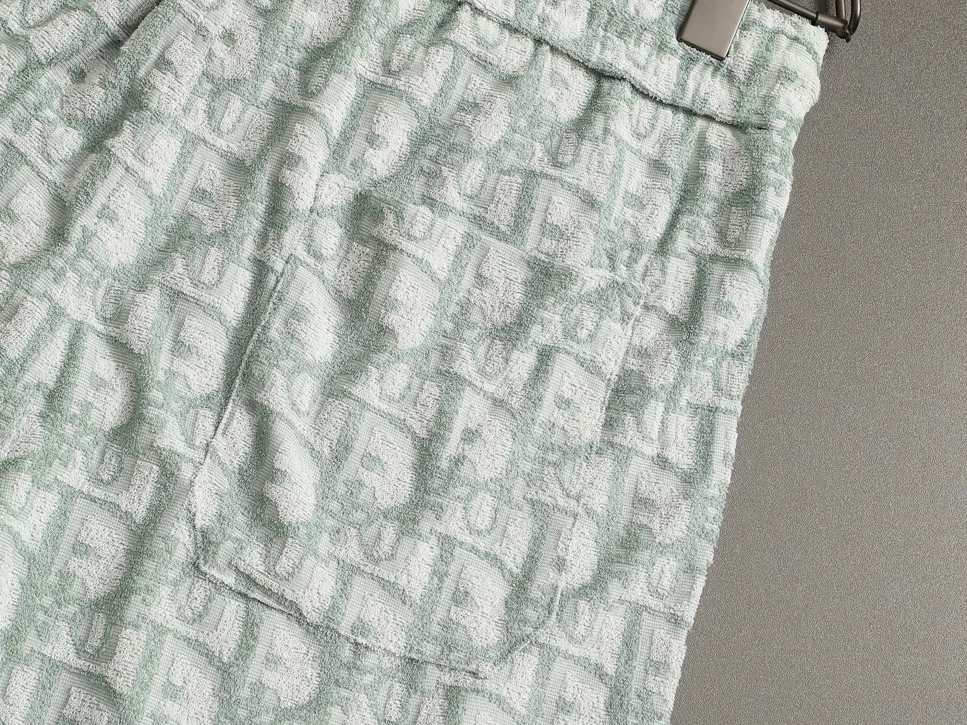🅿️210 DIOR Dior 25ss counter same style terry velvet shorts🔥couple style ~ carefully made of cotton terry fabric, decorated with tonal jacquard patterns, highlighting Dior's classic Oblique print. Thick plate three-dimensional! The thicker clothes make the overall high breathability and softness more prominent, and the full cotton texture makes it extremely comfortable. A must-have item for high-end people, complete with original accessories and accessories! Same style for men and women! Color: black, navy blue, dark green Size: XS S M L