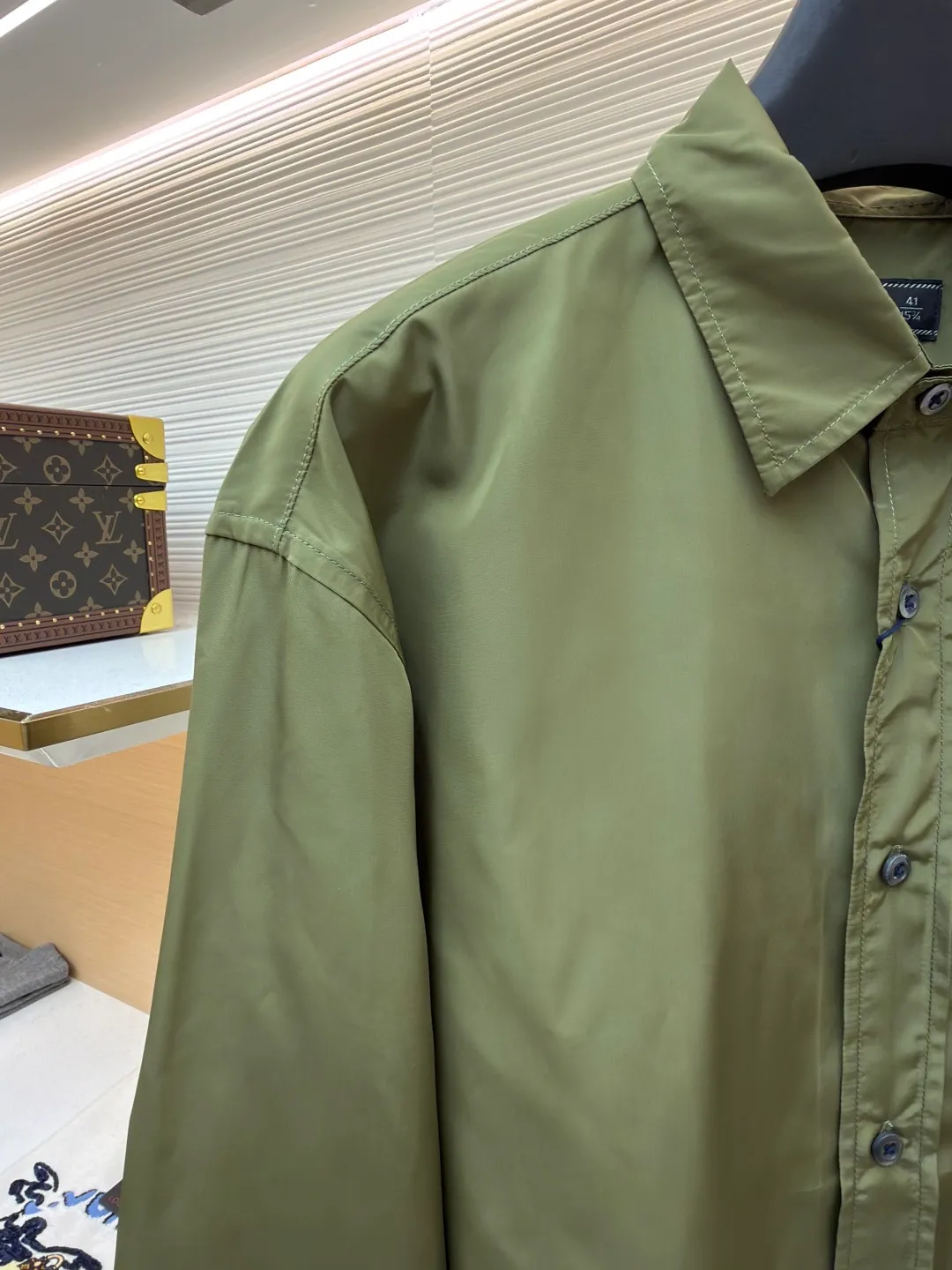 Prada triangle emblem label shirt ●Original version: Purchased and developed by 8100 ●Item number: 1682563-A75 ●Fabric: Regenerated nylon fabric ●Technology: Silk double yarn interweaving ●Color: Green ●Version: Fitted version ●Weight: about 180 grams ●Size: 39-40-41-42 ●Description: Custom dyed regenerated nylon material feels like the end of the world technology, light and tough, comfortable and close to the skin Military green is used to construct the wild sense and order of workwear aesthetics. The Prada logo label is embellished on the chest patch pocket and complements the triangular logo on the back fabric to express the brand identity. The slightly wide shoulder line and curved hem form an architectural-level silhouette. The visual aristocratic gene, minimalism and luxury coexist, interpreting high-end fashion style. Silk double yarn interweaving processing technology uses nano-imprint technology to build honeycomb-shaped protrusions on the surface of the fabric, and then uses high temperature and high pressure to form covalent bonds between fluorine atoms and nylon fibers, forming a micro-matte film layer on the surface to prevent oil stains from reducing the waterproof performance. Three-dimensional cutting of the human body returns to traditional craftsmanship through segmentation, folding, shrinking, and stretching techniques. The so-called slow work produces fine work, which is the respect for materials and the pursuit of feel. The workmanship is complex and tedious, slow in aging, and high in loss. The overall wiring is straight and delicate, the fabric is comfortable and soft, and the color is consistent without color difference. It can be matched with the same style to create a fashionable look and control various occasions. Customized accessories, complete with three standards, same style for men and women!