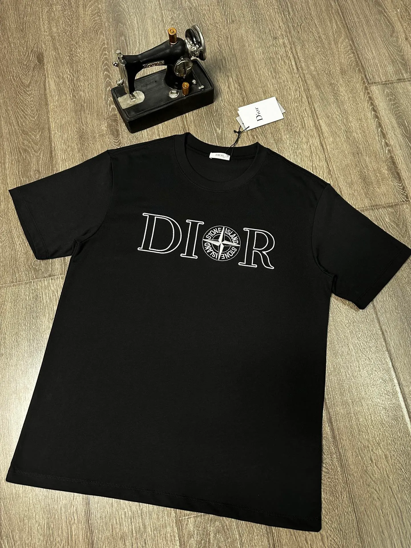 🅿️200 Dior short-sleeved T-shirt Technique: Embroidery Size: S~XL Color: Black White Fabric: combed tight cotton cover 280g, soft to the touch, meticulous workmanship. The same loose fit for men and women!