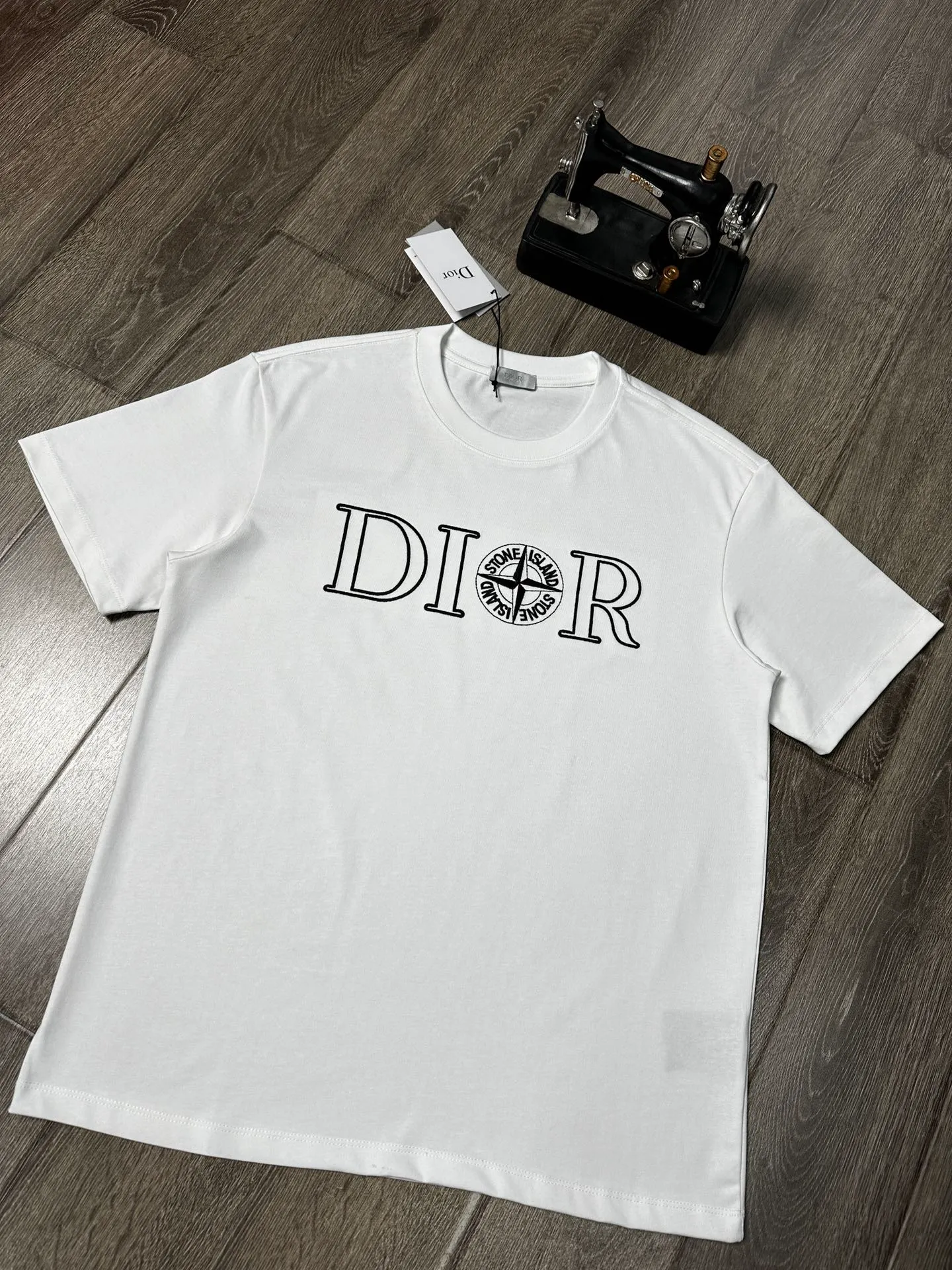🅿️200 Dior short-sleeved T-shirt Technique: Embroidery Size: S~XL Color: Black White Fabric: combed tight cotton cover 280g, soft to the touch, meticulous workmanship. The same loose fit for men and women!