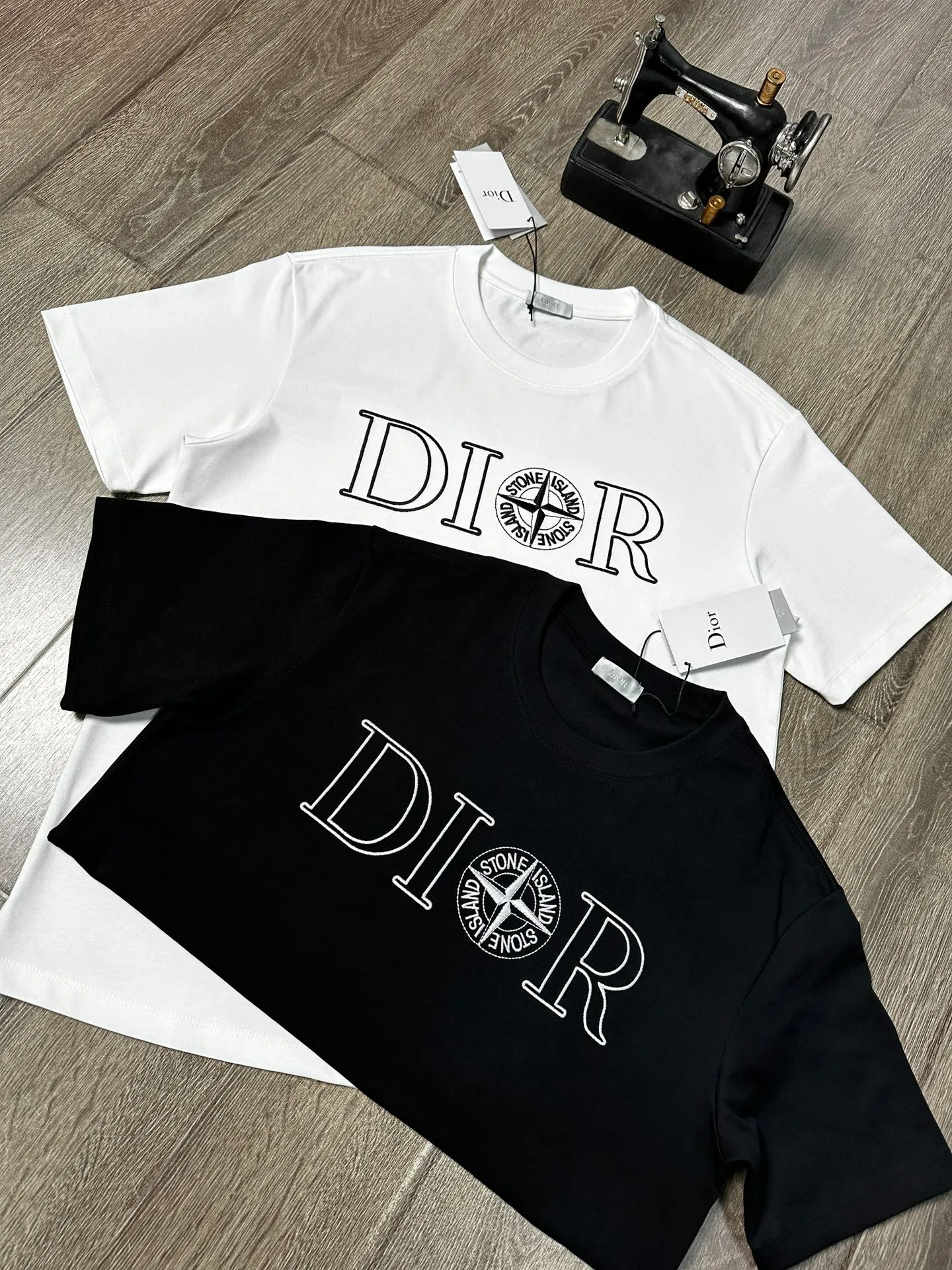 🅿️200 Dior short-sleeved T-shirt Technique: Embroidery Size: S~XL Color: Black White Fabric: combed tight cotton cover 280g, soft to the touch, meticulous workmanship. The same loose fit for men and women!